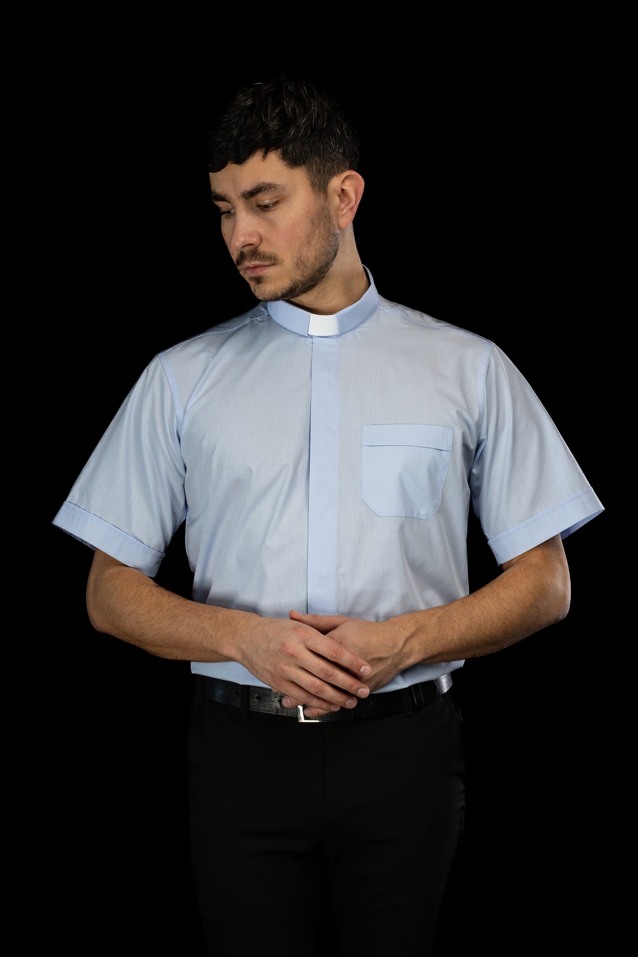 Chemise clergyman bleue à manches courtes avec col romain