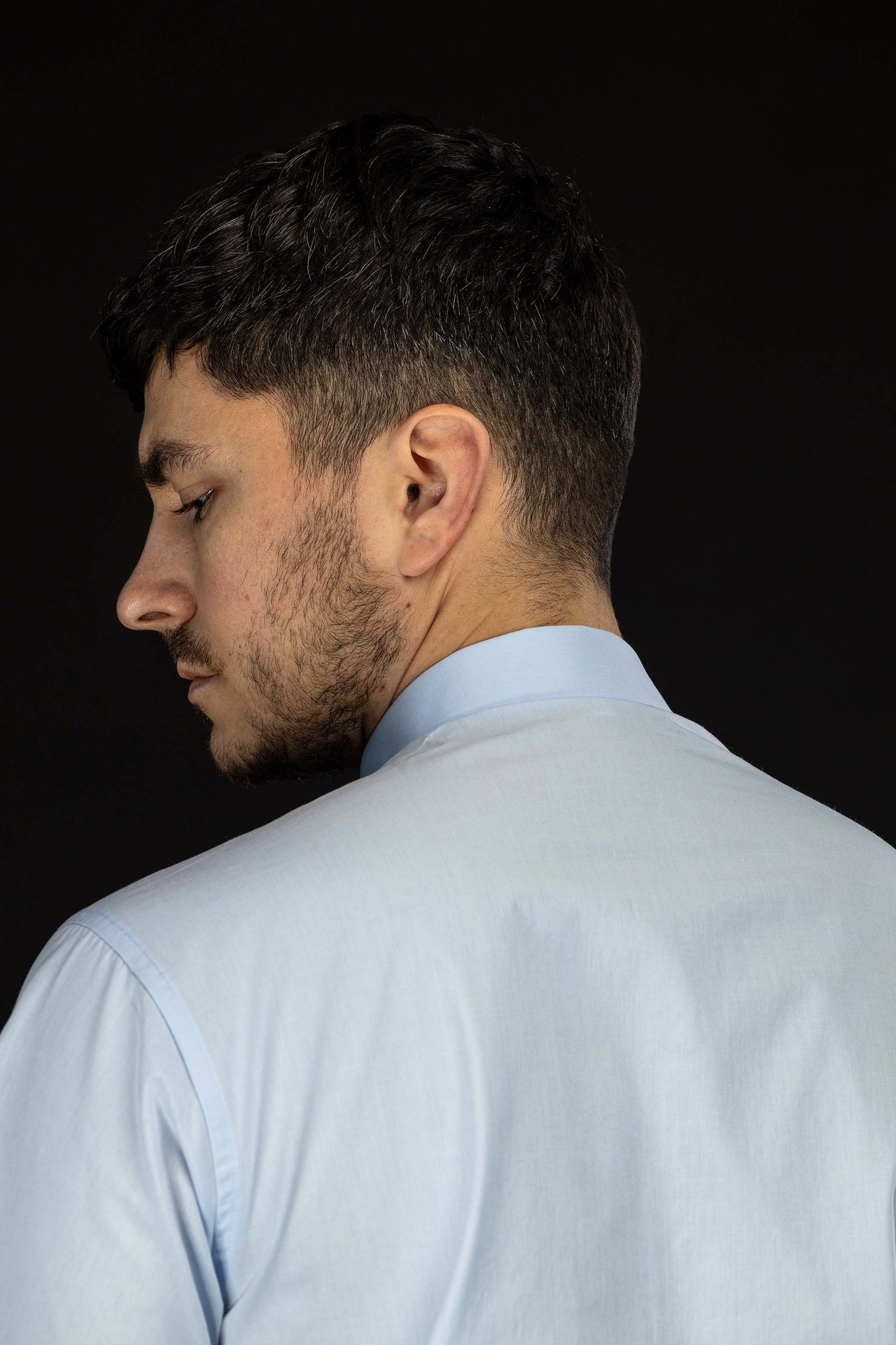 Chemise clergyman bleue à manches courtes avec col romain