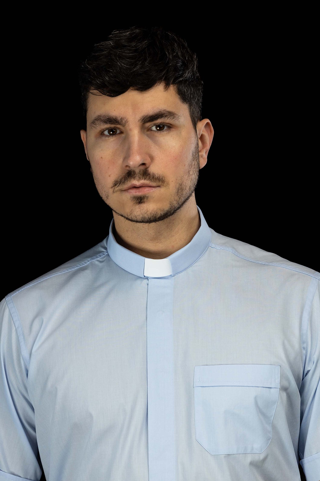 Chemise clergyman bleue à manches courtes avec col romain
