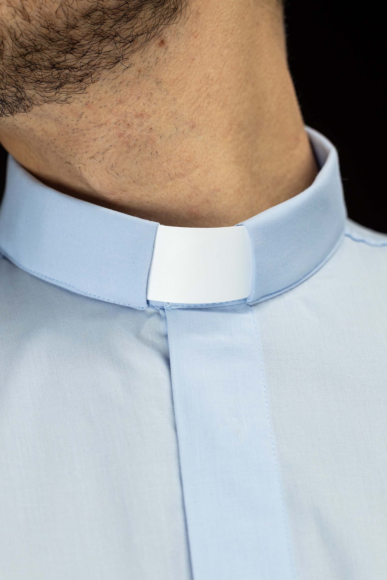 Chemise clergyman bleue à manches courtes avec col romain