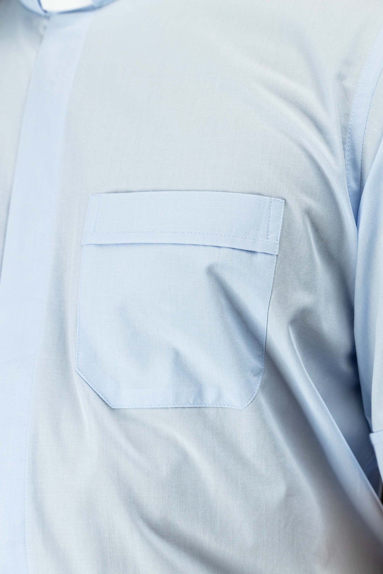 Chemise clergyman bleue à manches courtes avec col romain