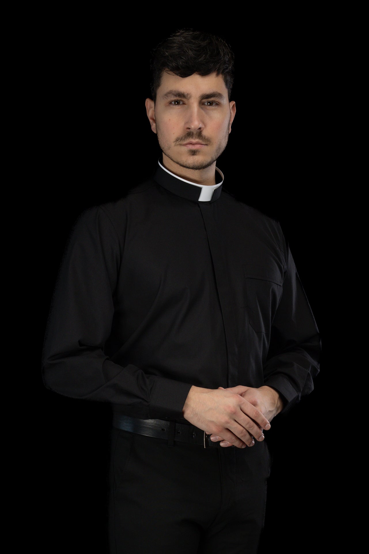 Chemise clergyman romaine noire à manches longues avec col romain