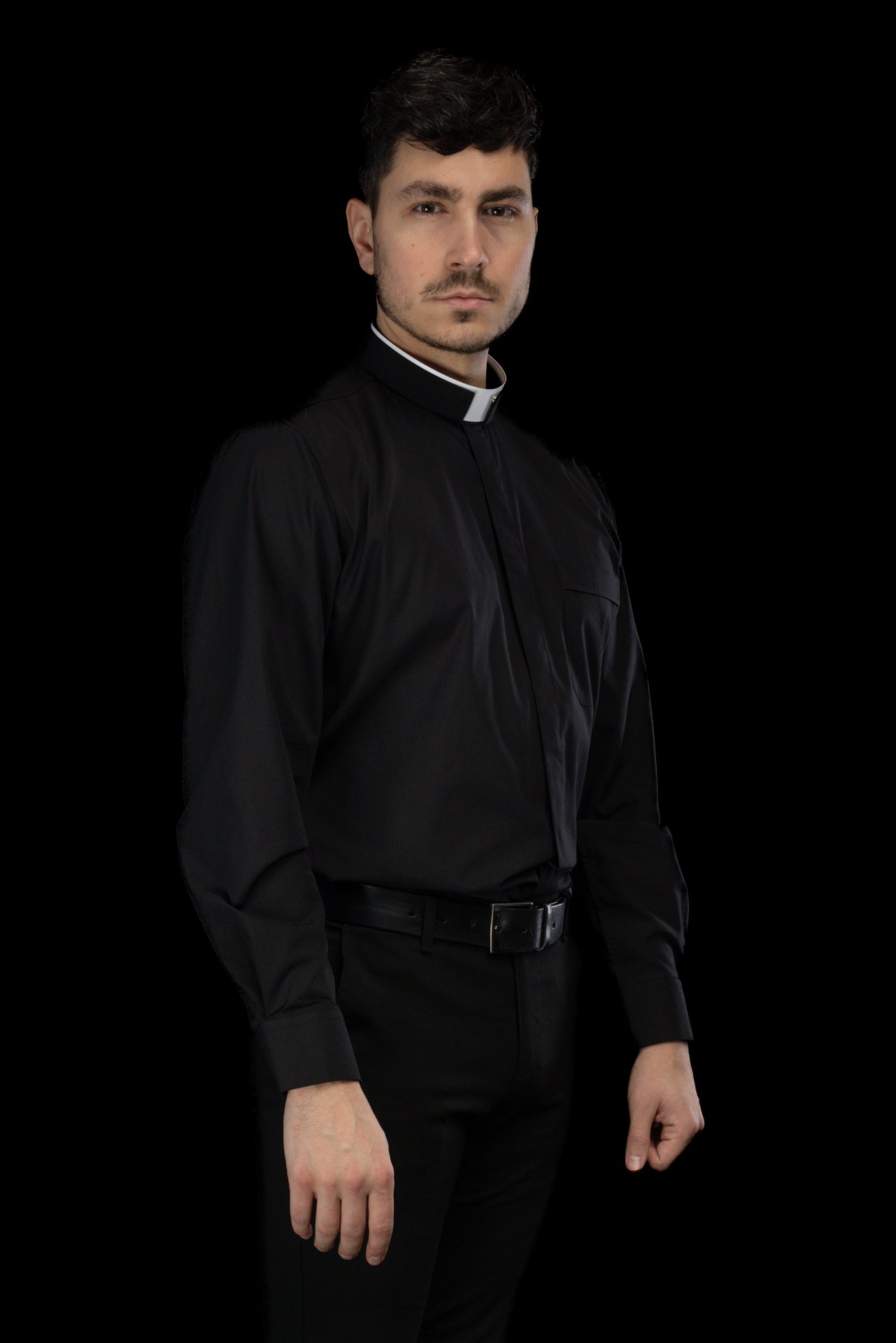 Chemise clergyman romaine noire à manches longues avec col romain