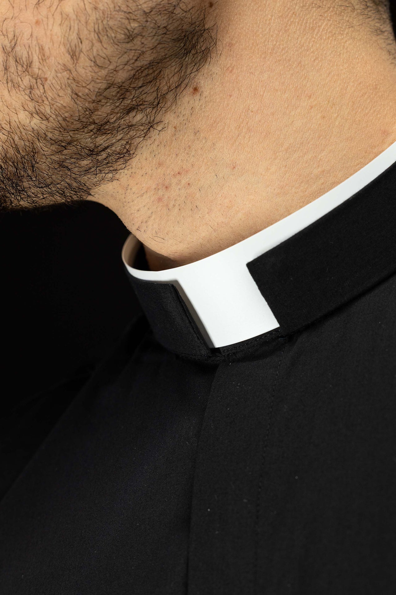 Chemise clergyman romaine noire à manches longues avec col romain
