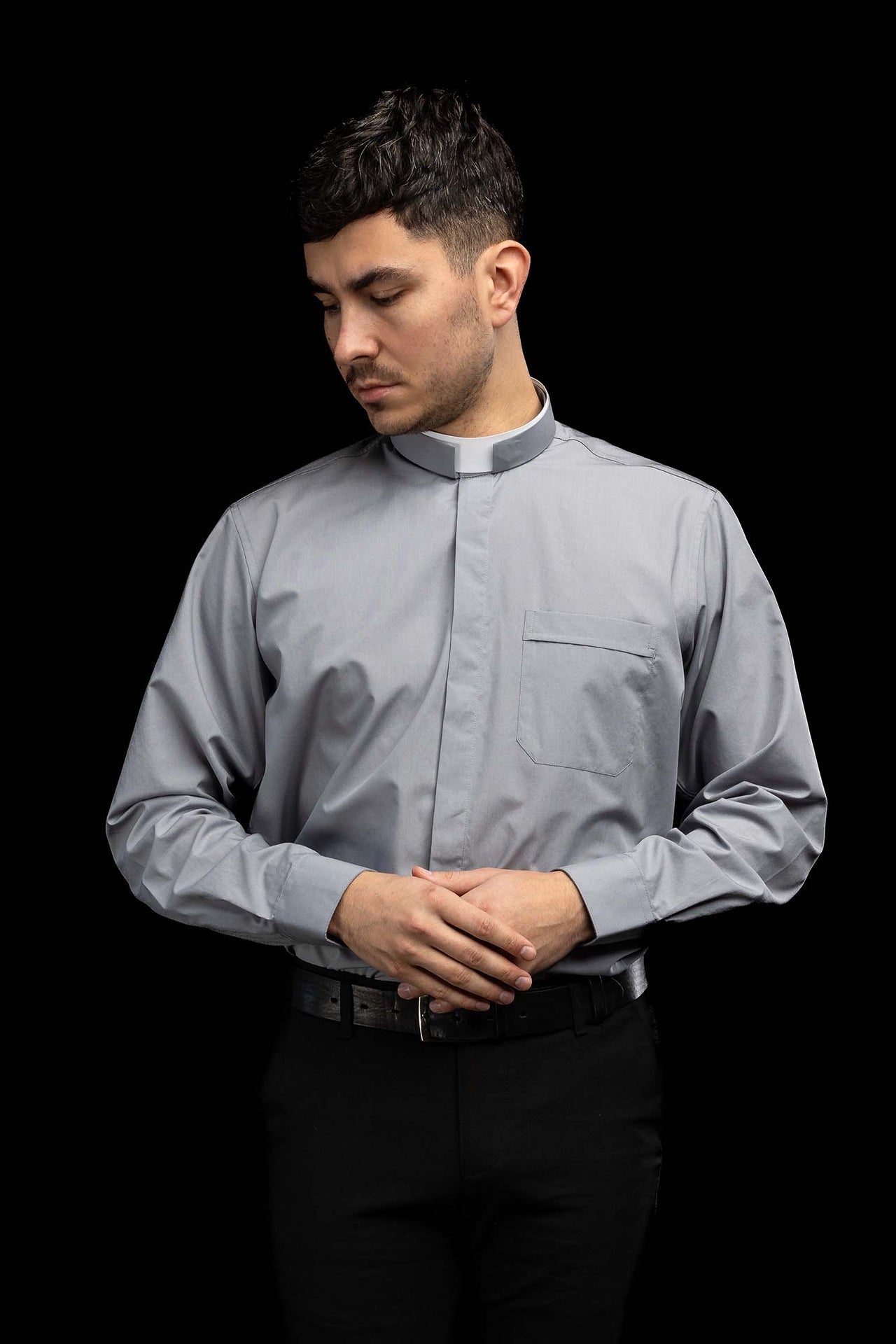 Chemise clergyman romaine gris clair à manches longues avec col romain