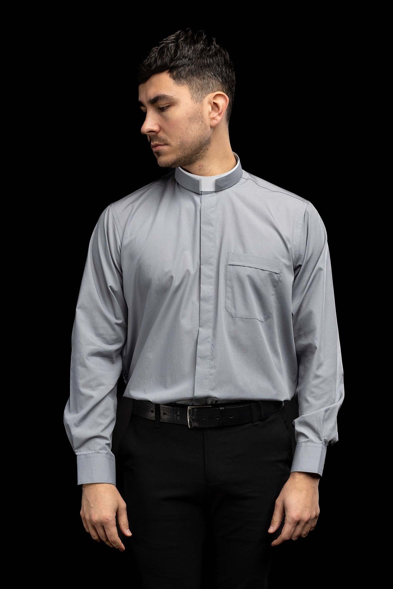 Chemise clergyman romaine gris clair à manches longues avec col romain