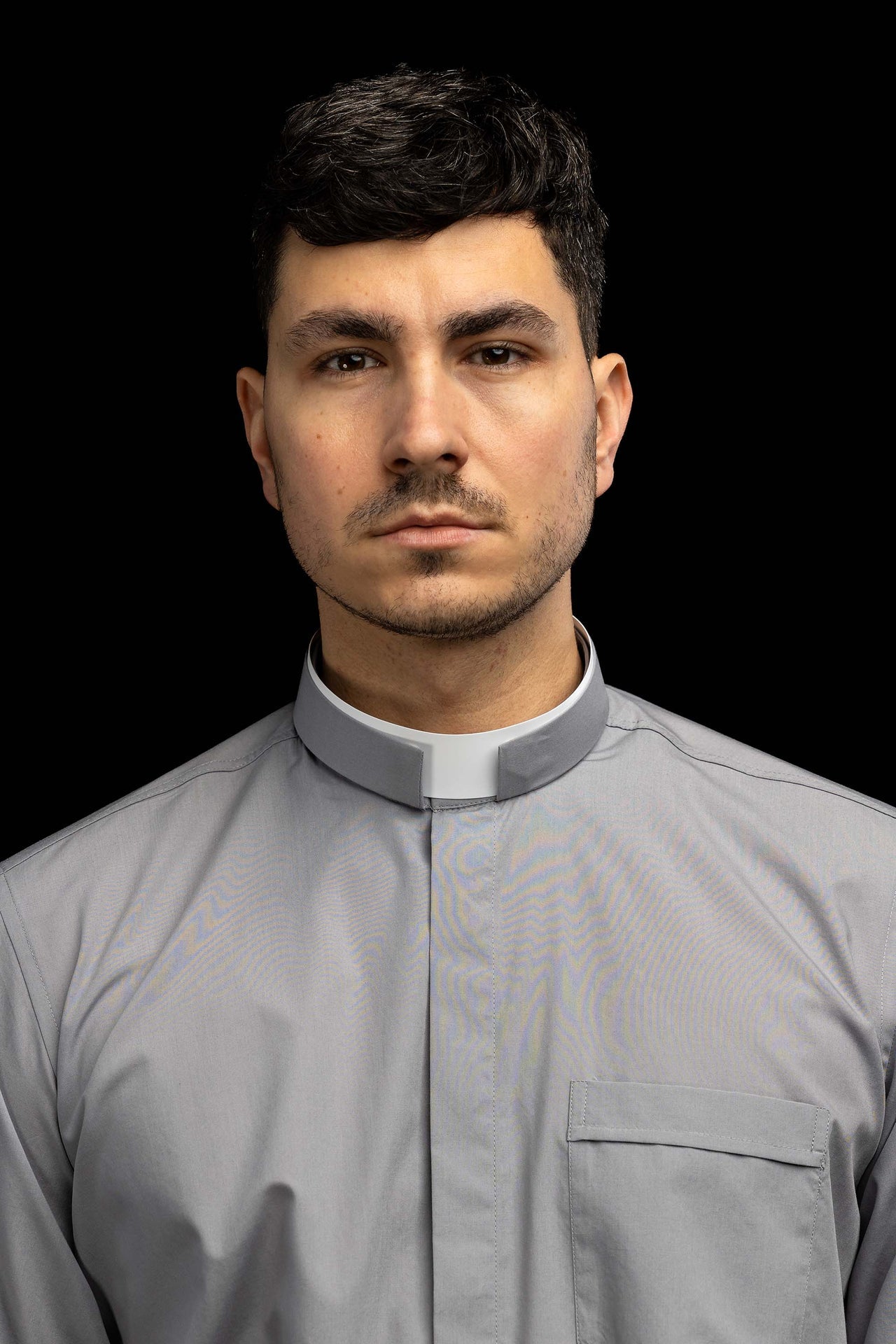 Chemise clergyman romaine gris clair à manches longues avec col romain