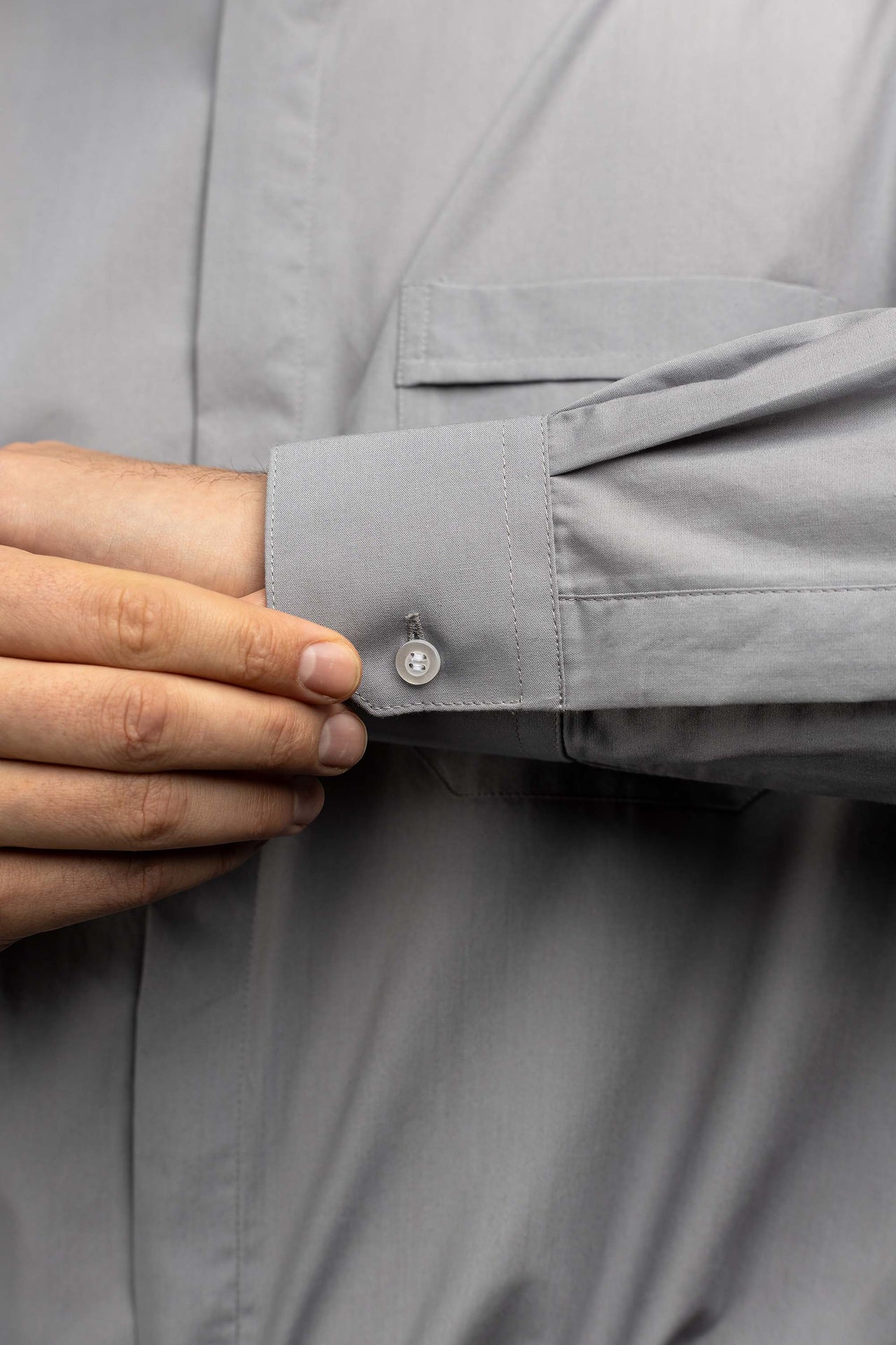 Chemise clergyman romaine gris clair à manches longues avec col romain