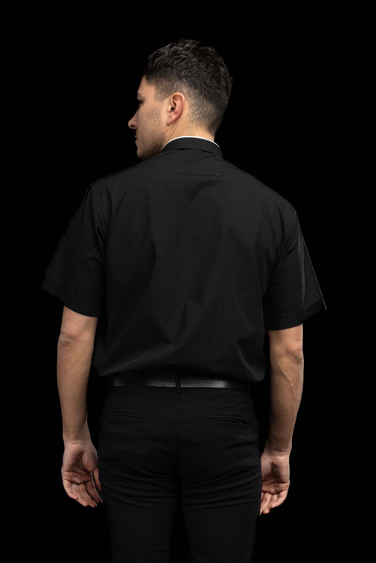 Chemise clergyman romaine noire à manches courtes avec col romain