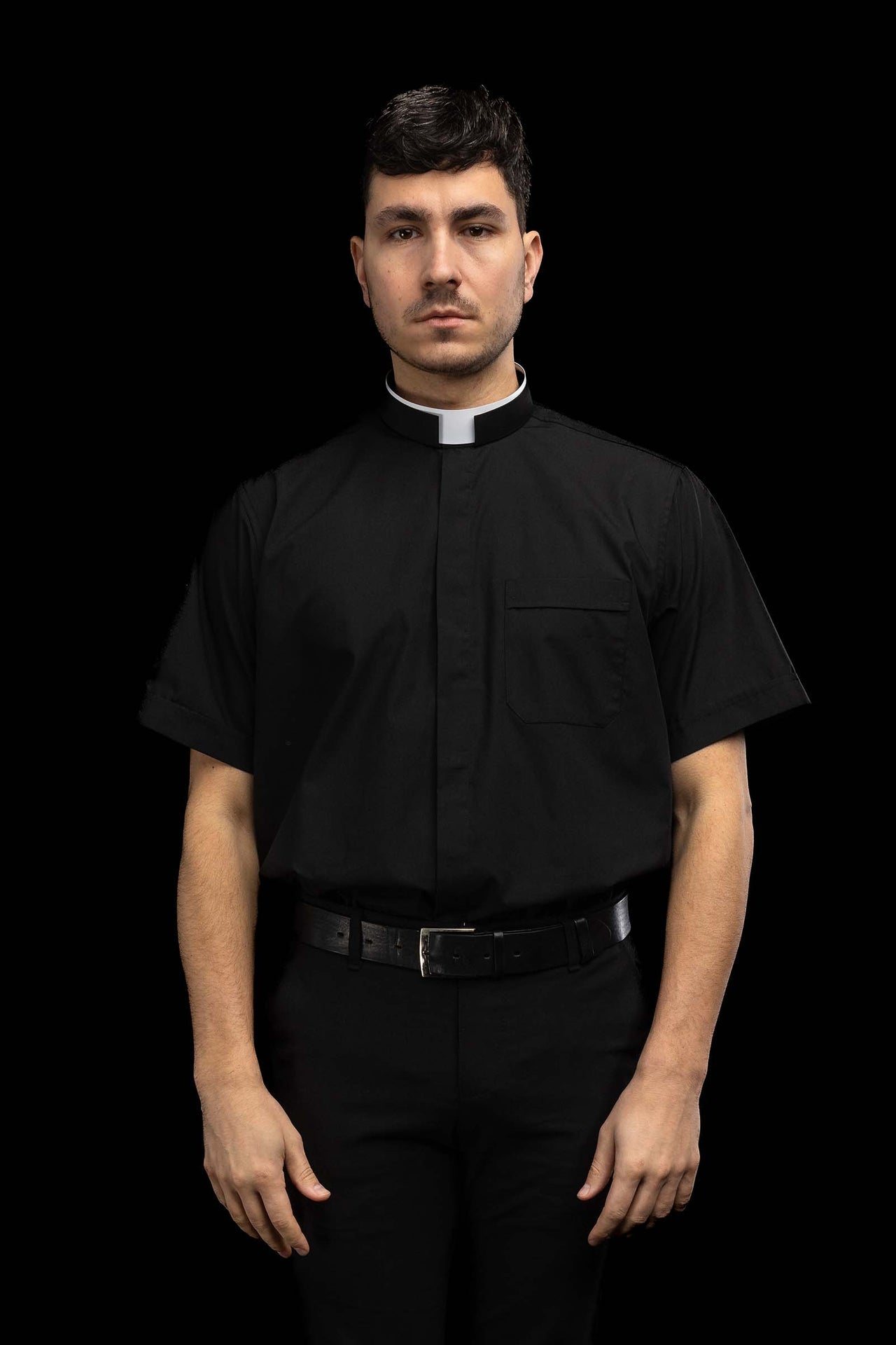 Chemise clergyman romaine noire à manches courtes avec col romain