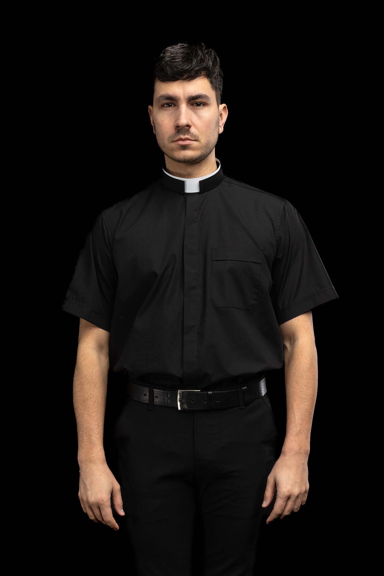 Chemise clergyman romaine noire à manches courtes avec col romain