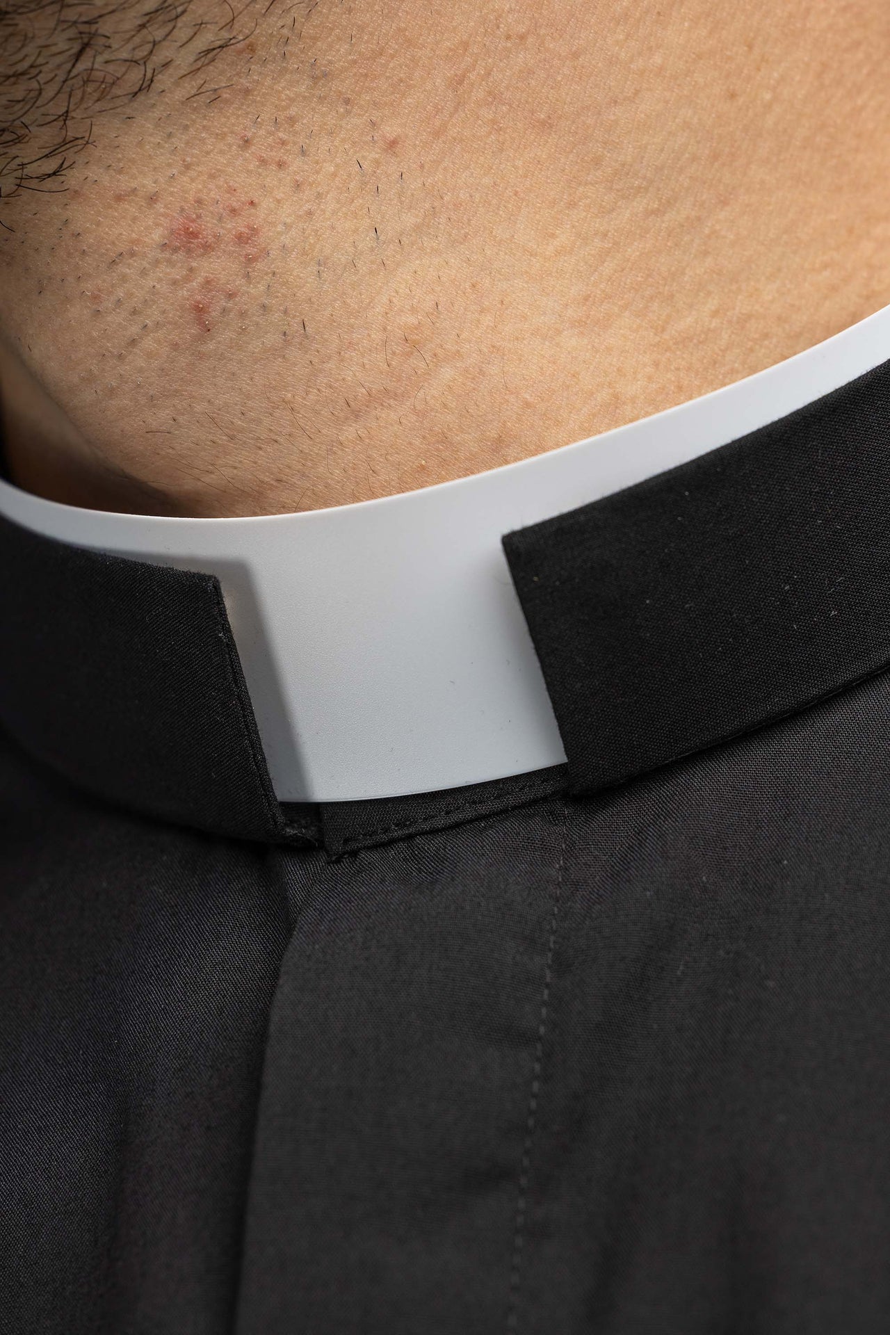 Chemise clergyman romaine noire à manches courtes avec col romain