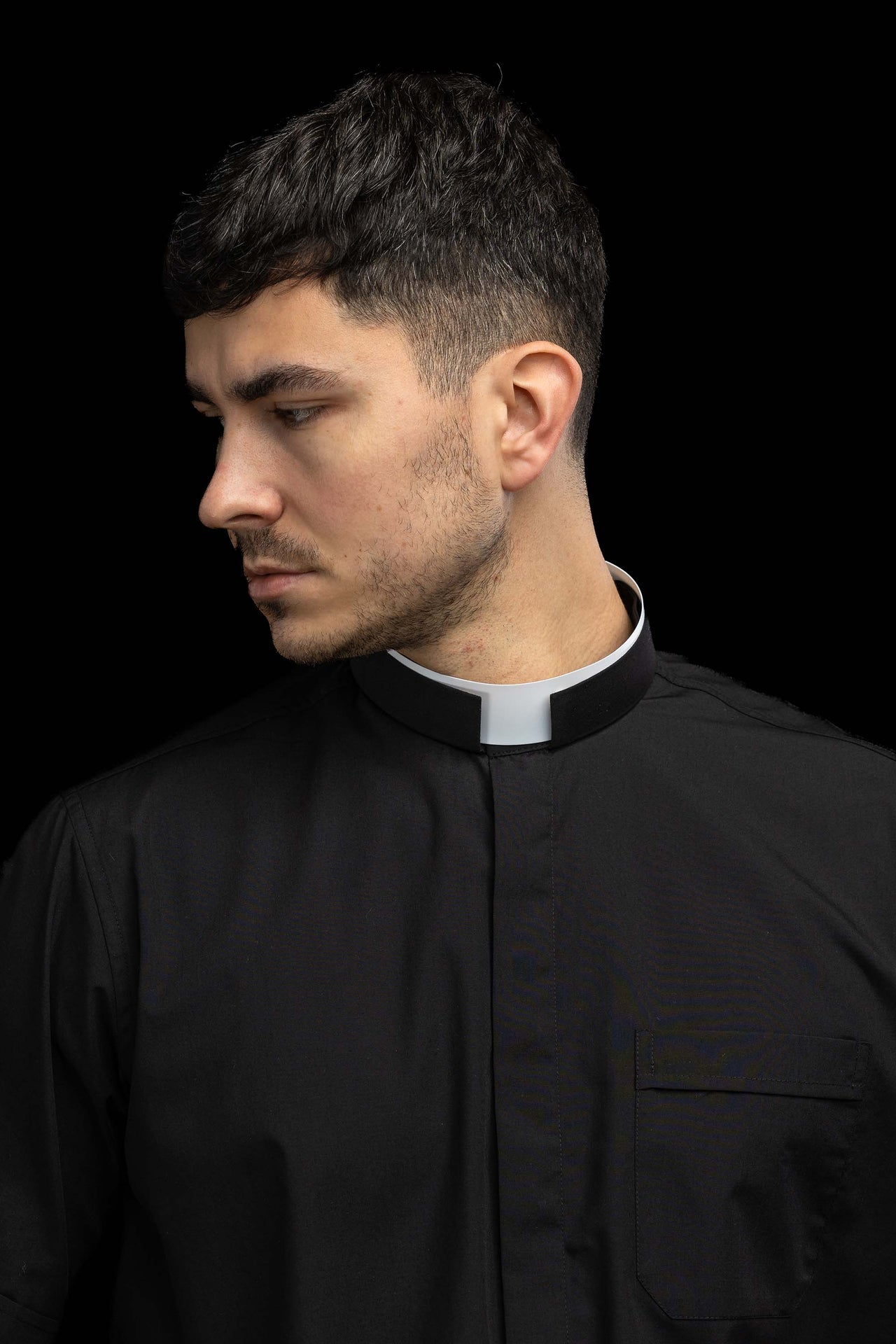 Chemise clergyman romaine noire à manches courtes avec col romain