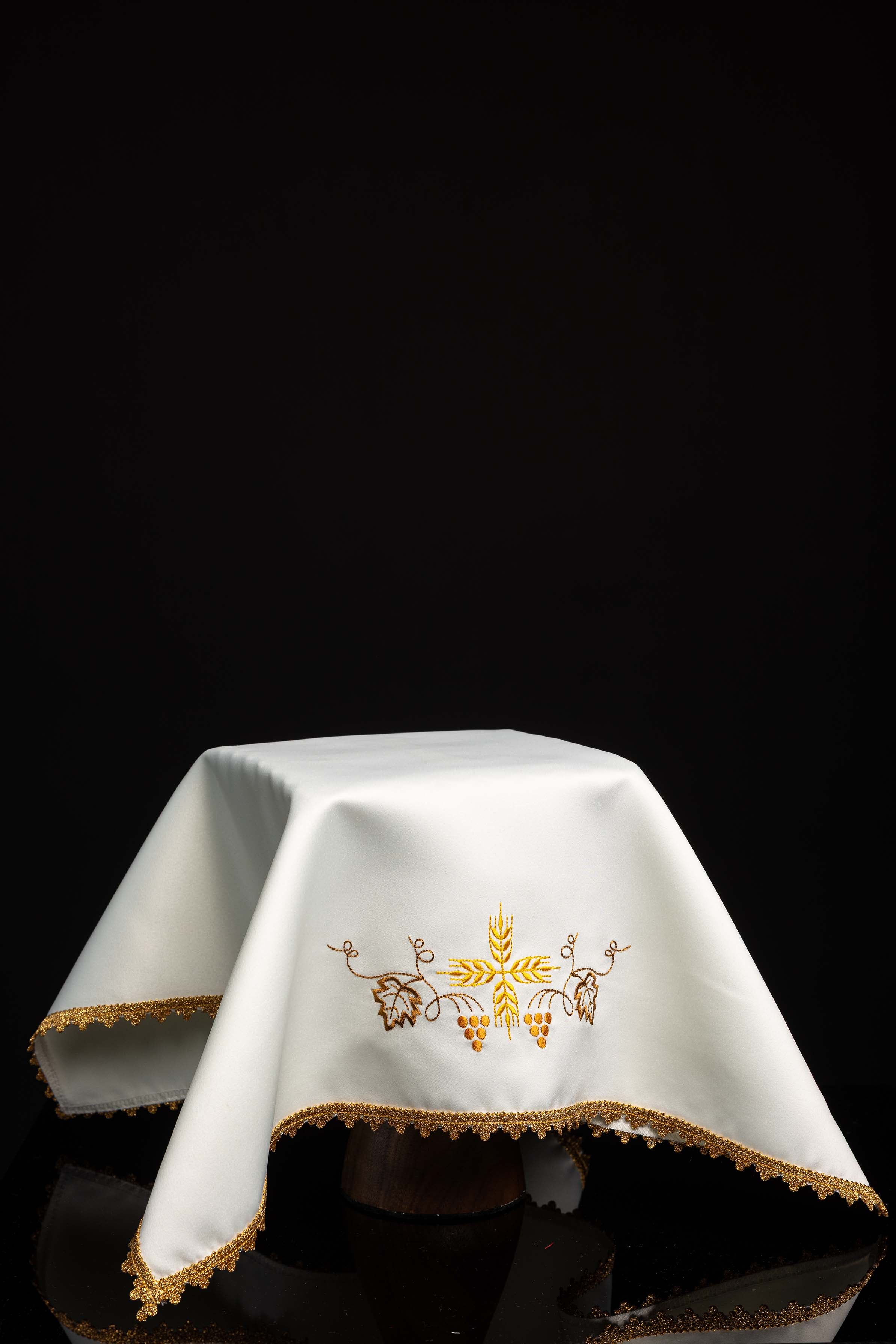Ensemble de quatre voiles de calice avec broderie eucharistique