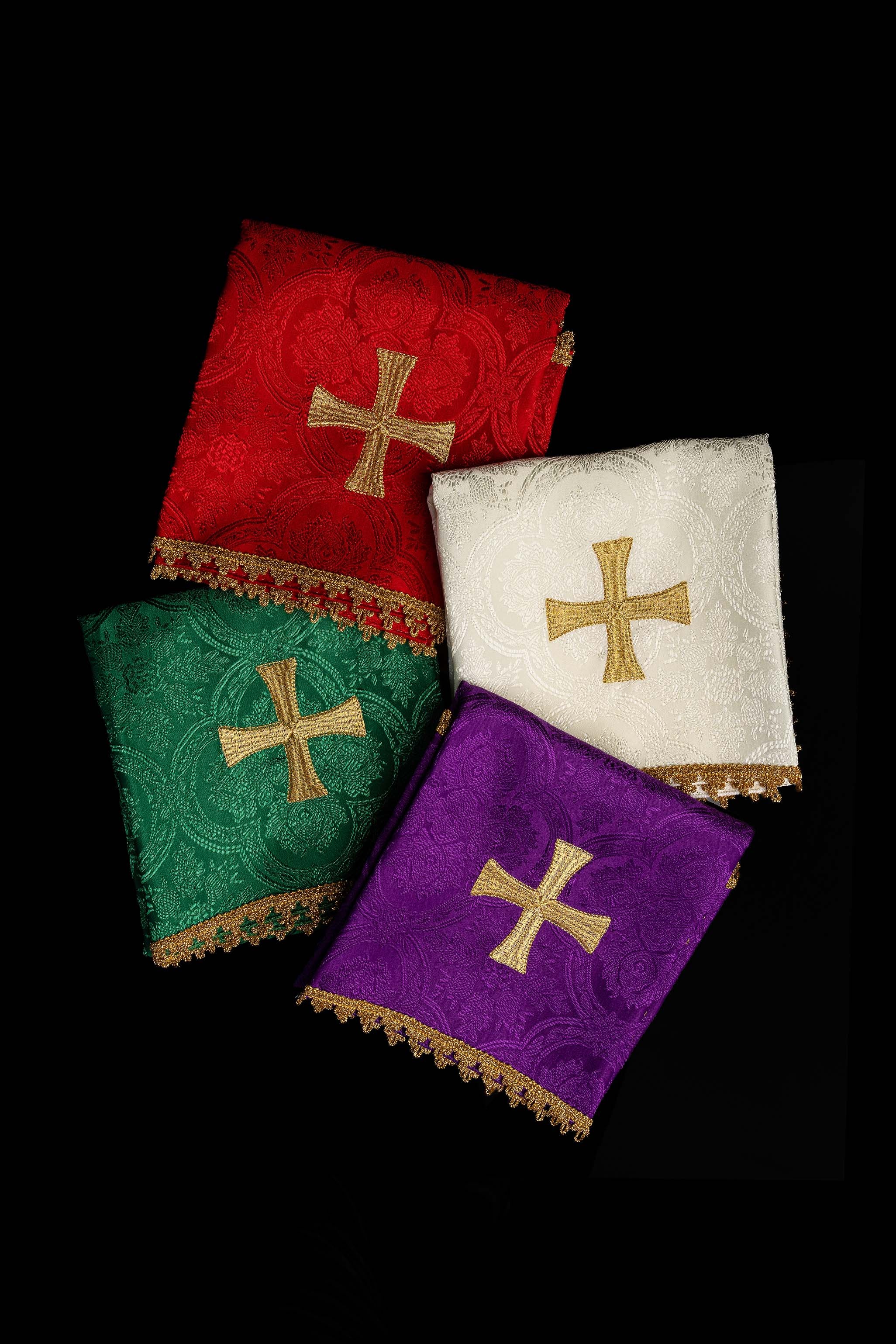 Ensemble de quatre voiles de calice en jacquard avec croix brodée