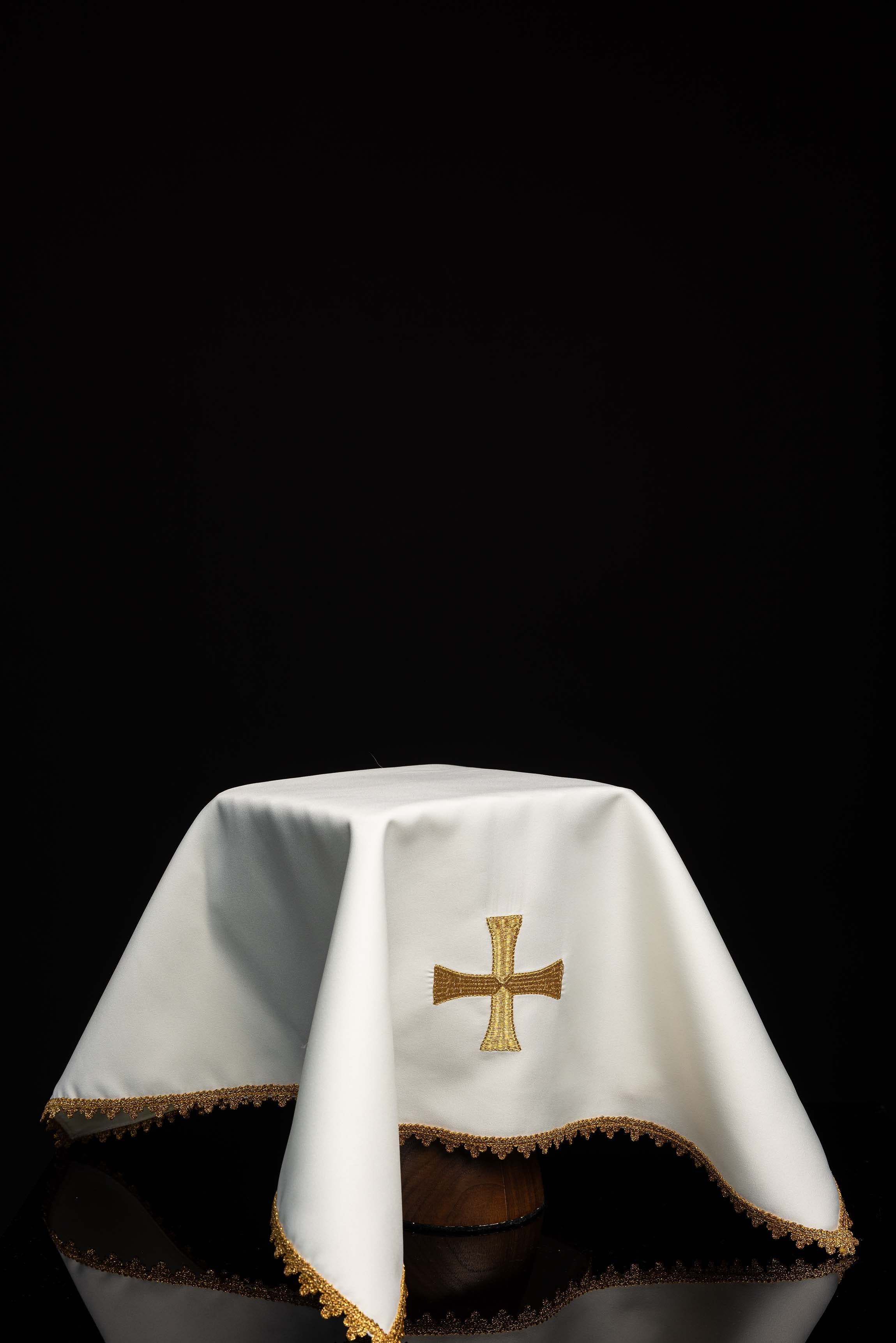 Ensemble de quatre voiles de calice avec croix dorée brodée