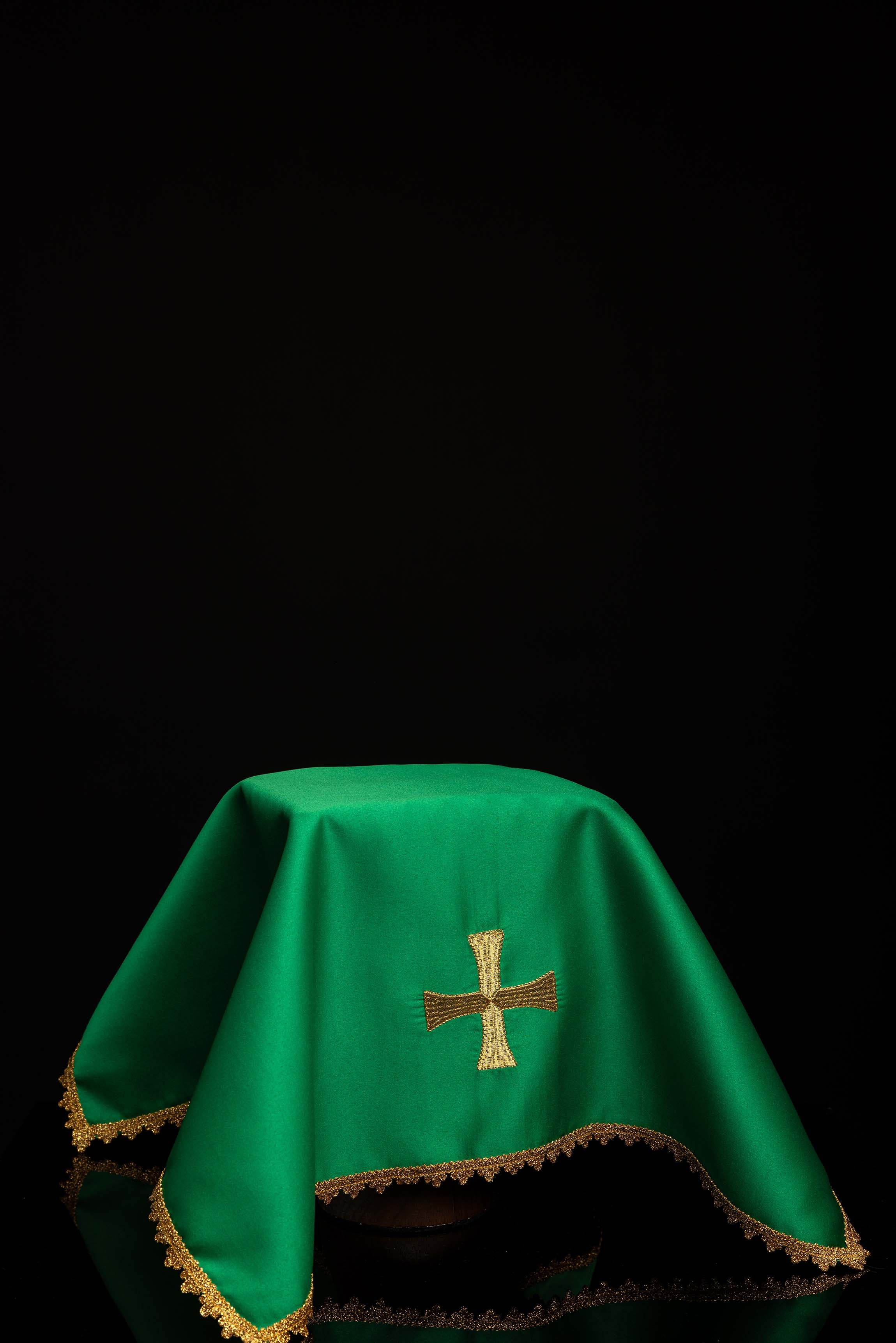 Ensemble de quatre voiles de calice avec croix dorée brodée