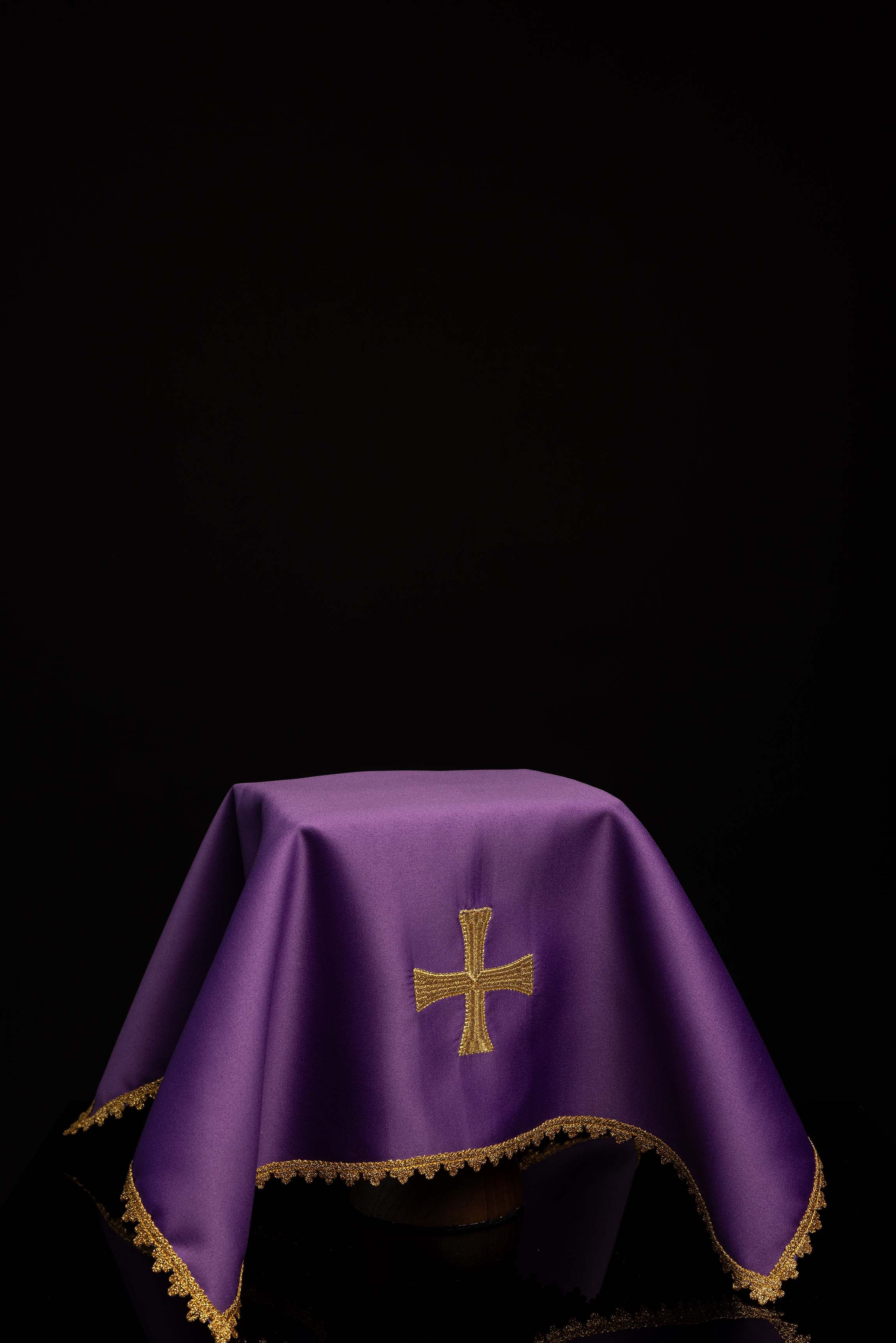 Ensemble de quatre voiles de calice avec croix dorée brodée