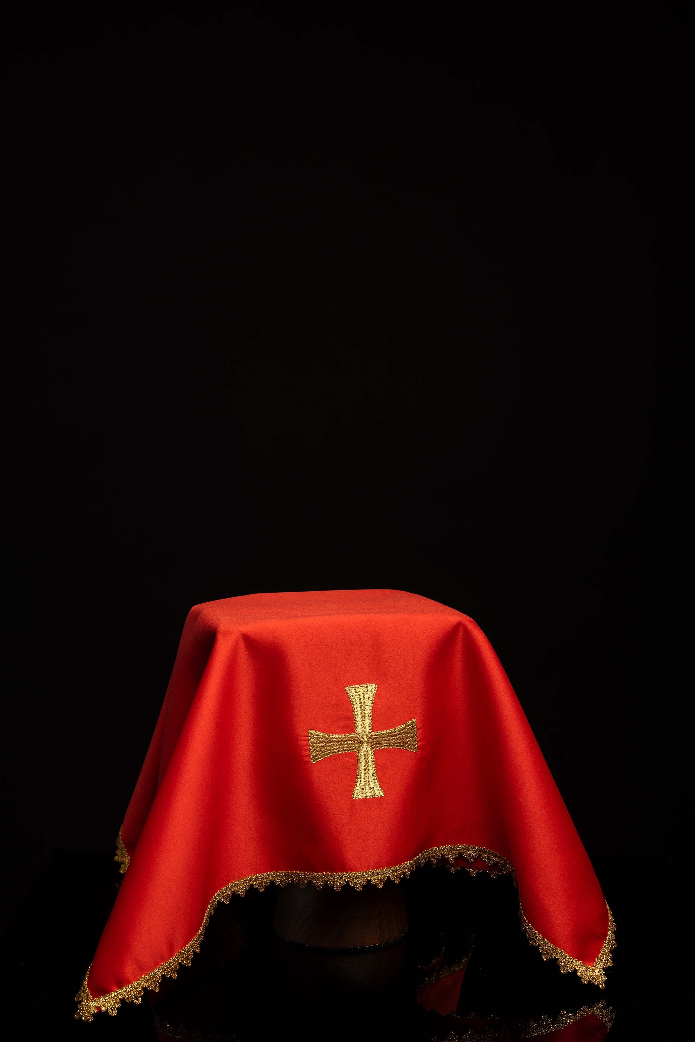 Ensemble de quatre voiles de calice avec croix dorée brodée
