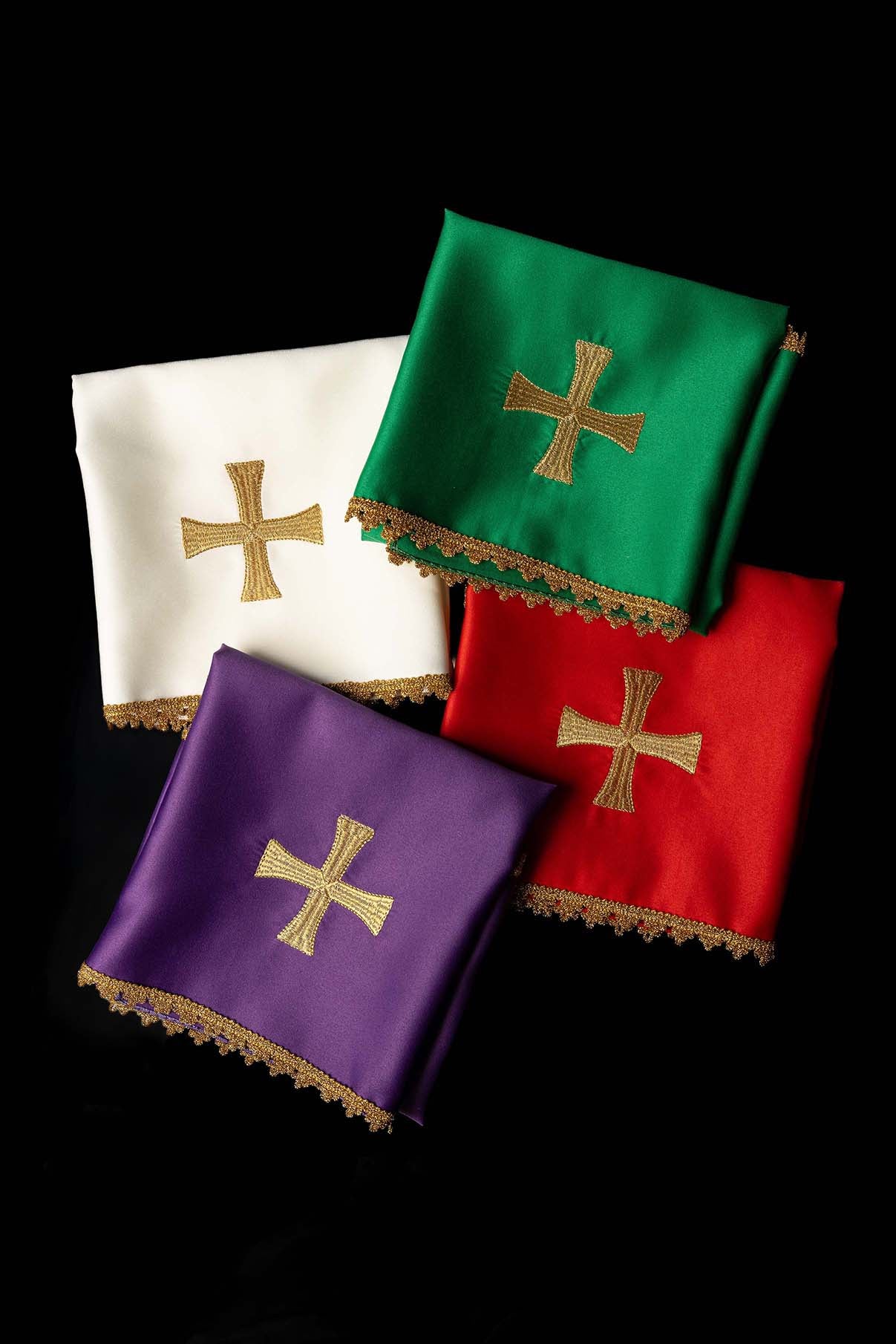 Ensemble de quatre voiles de calice avec croix dorée brodée