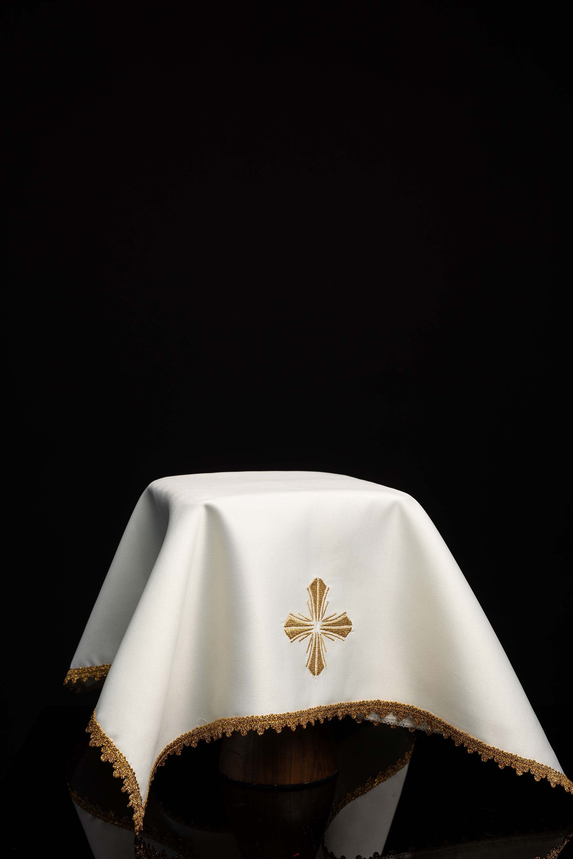 Ensemble de quatre voiles de calice avec croix brodée