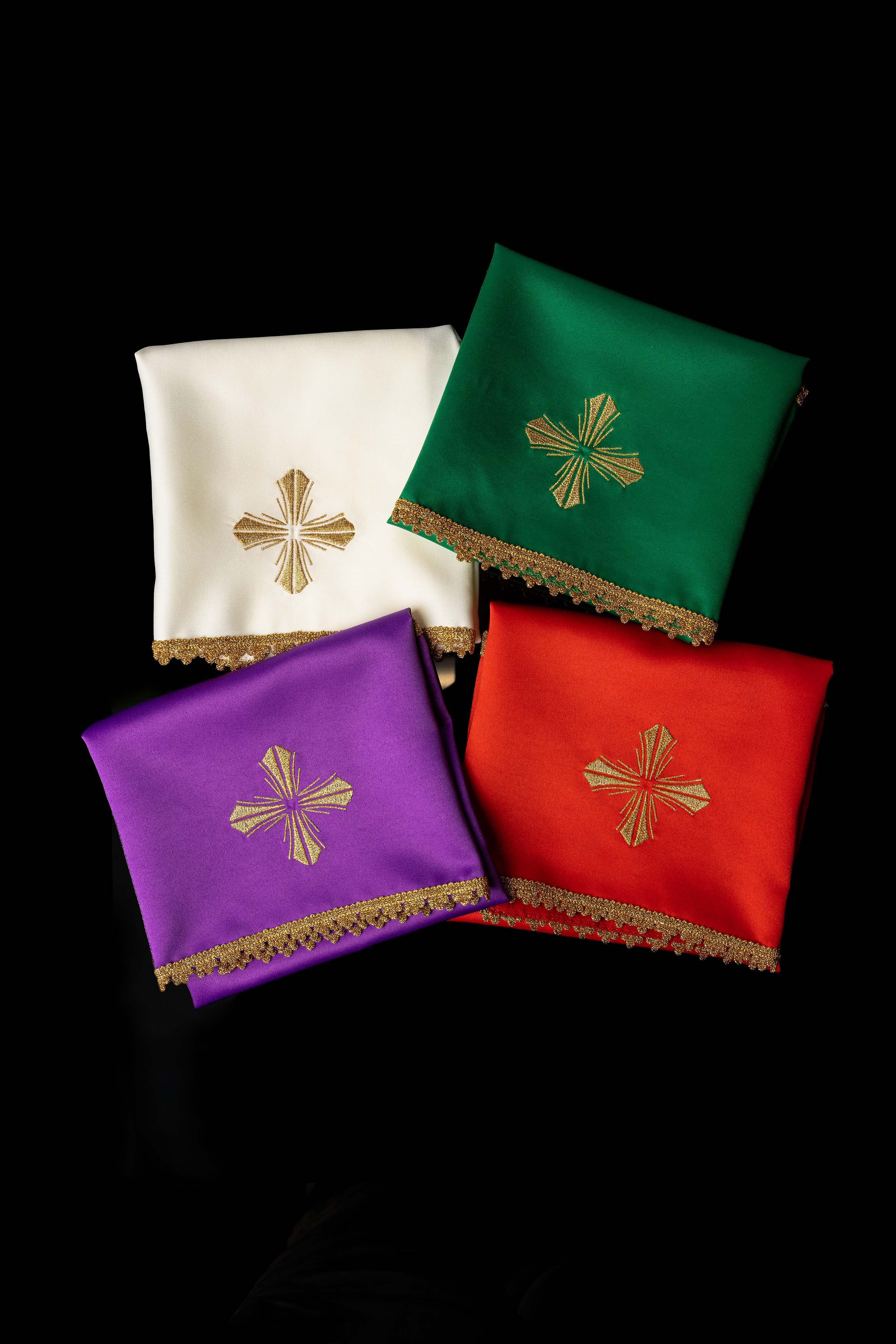 Ensemble de quatre voiles de calice avec croix brodée