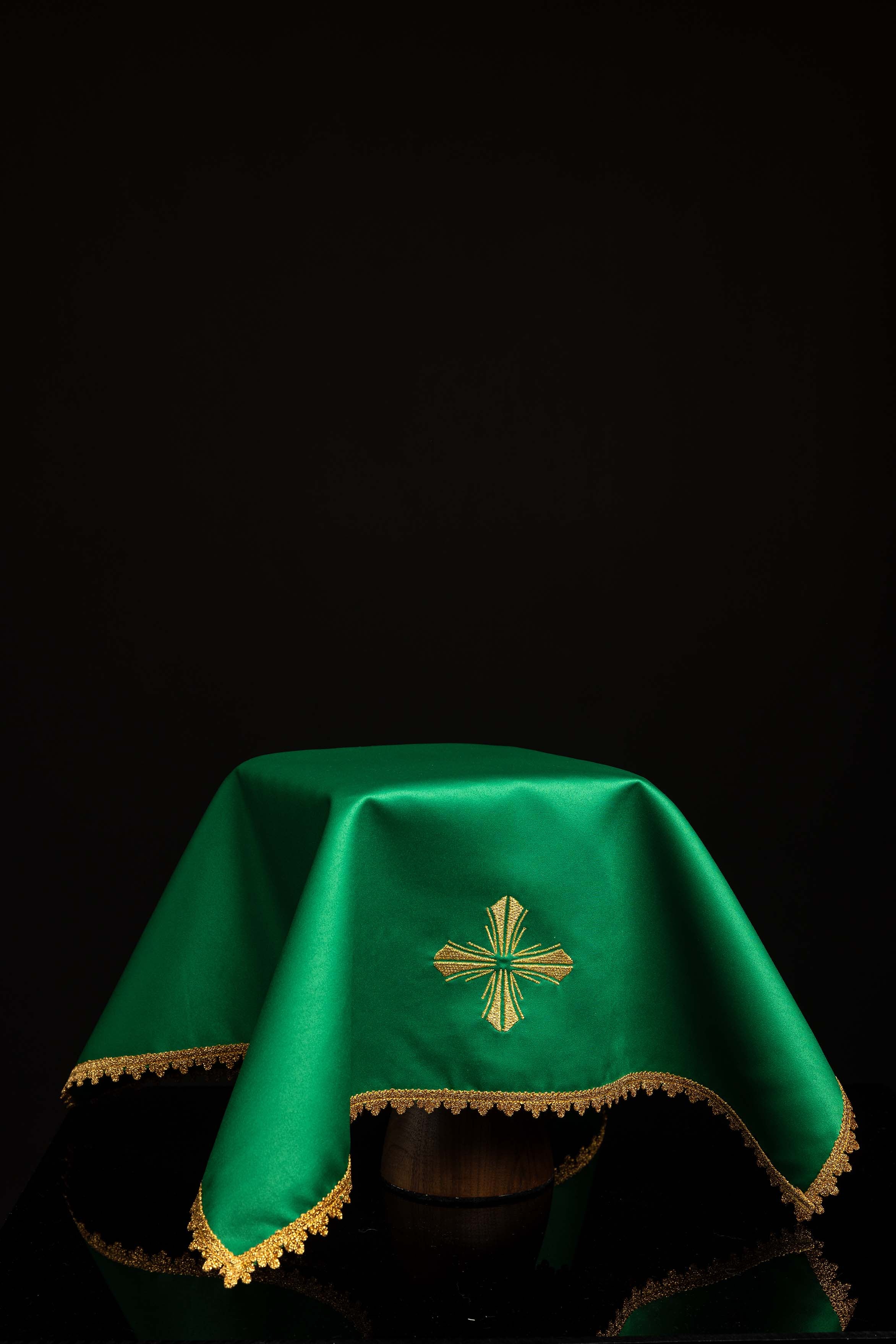 Ensemble de quatre voiles de calice avec croix brodée