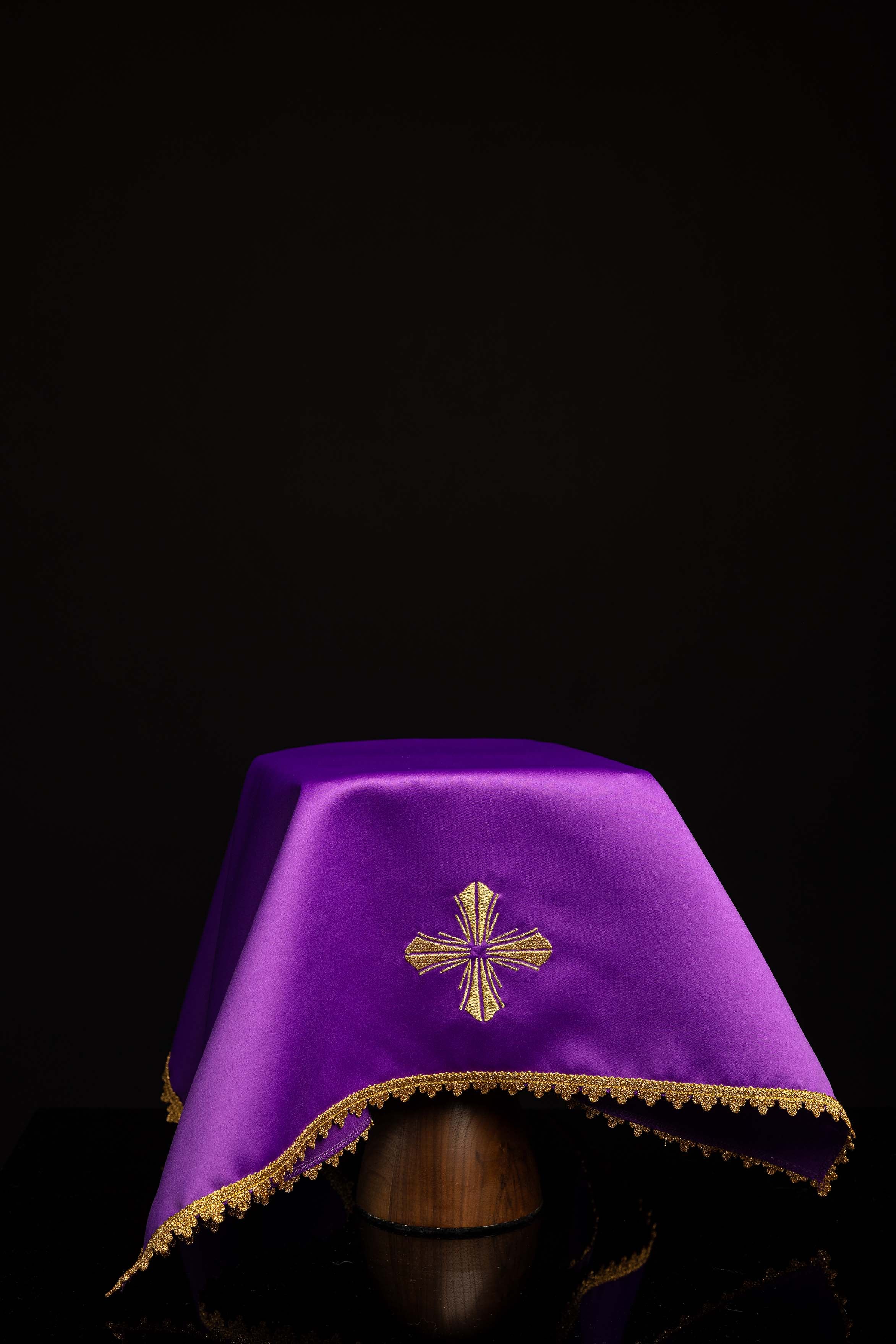 Ensemble de quatre voiles de calice avec croix brodée