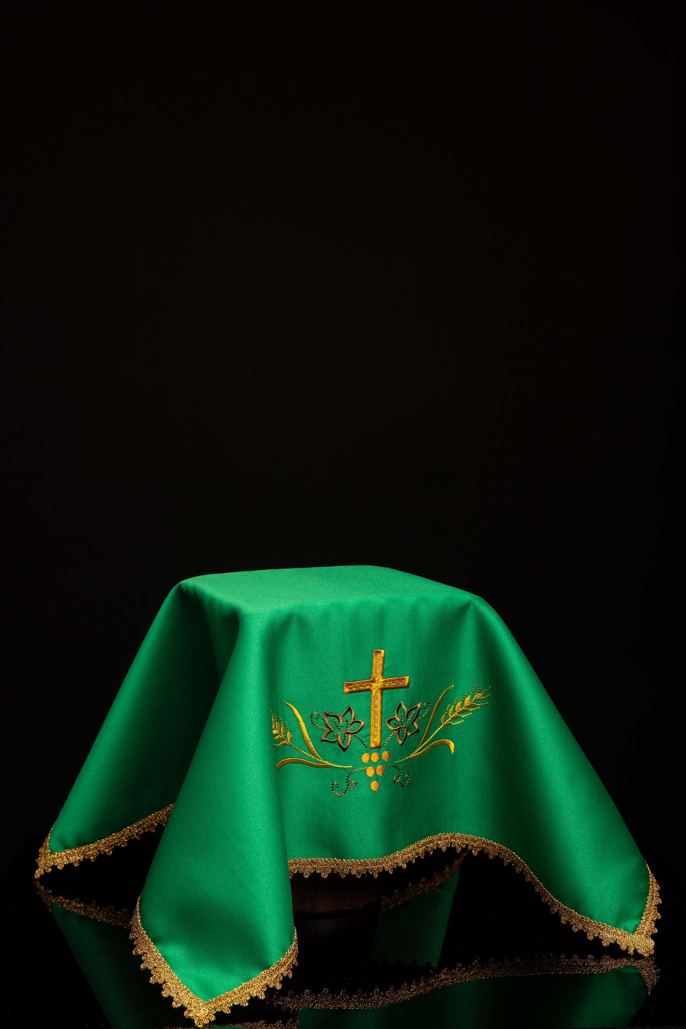 Ensemble de quatre voiles de calice avec motif eucharistique brodé