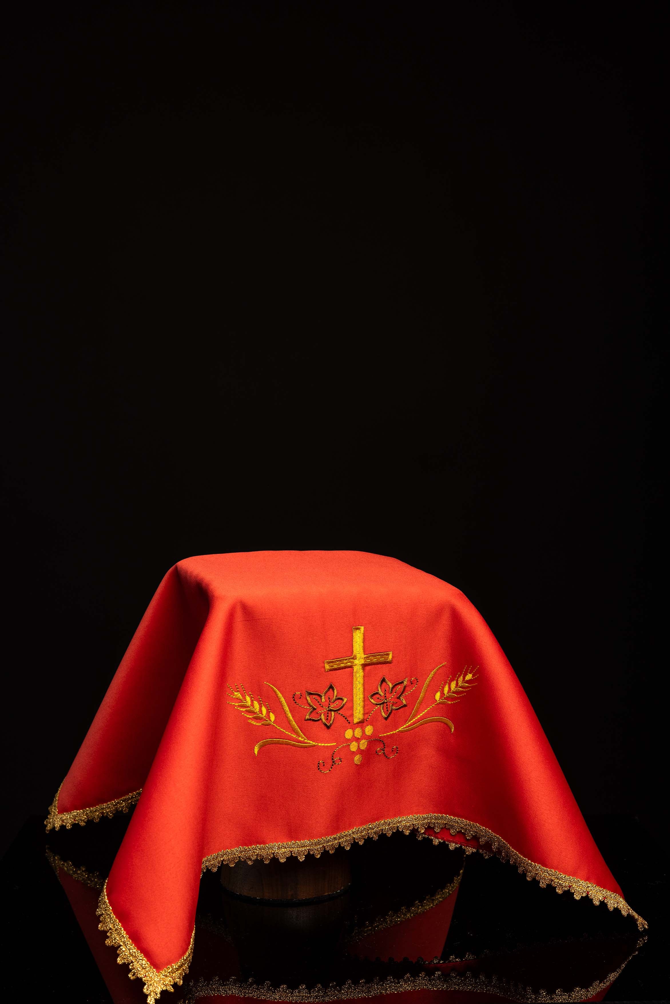 Ensemble de quatre voiles de calice avec motif eucharistique brodé