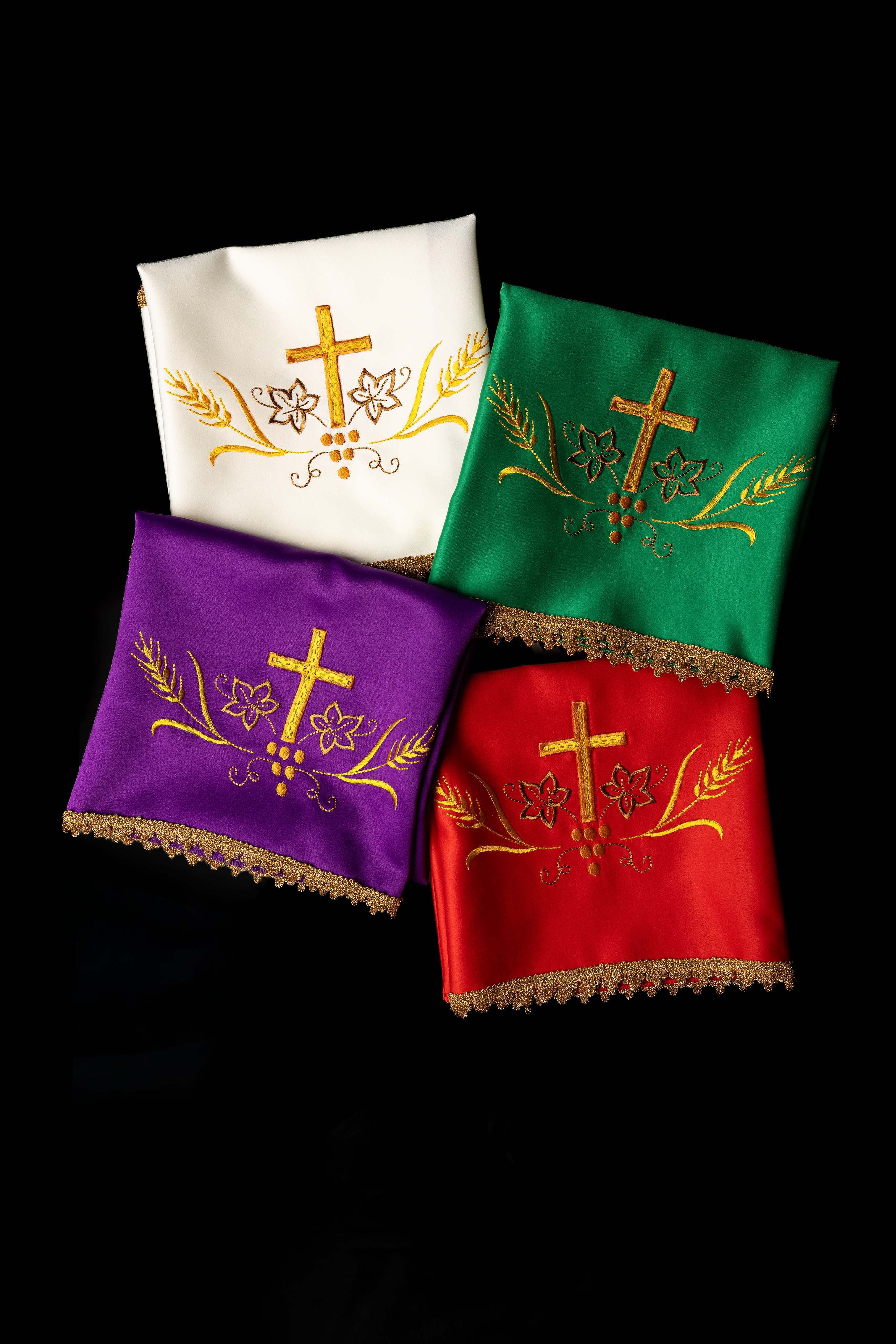 Ensemble de quatre voiles de calice avec motif eucharistique brodé