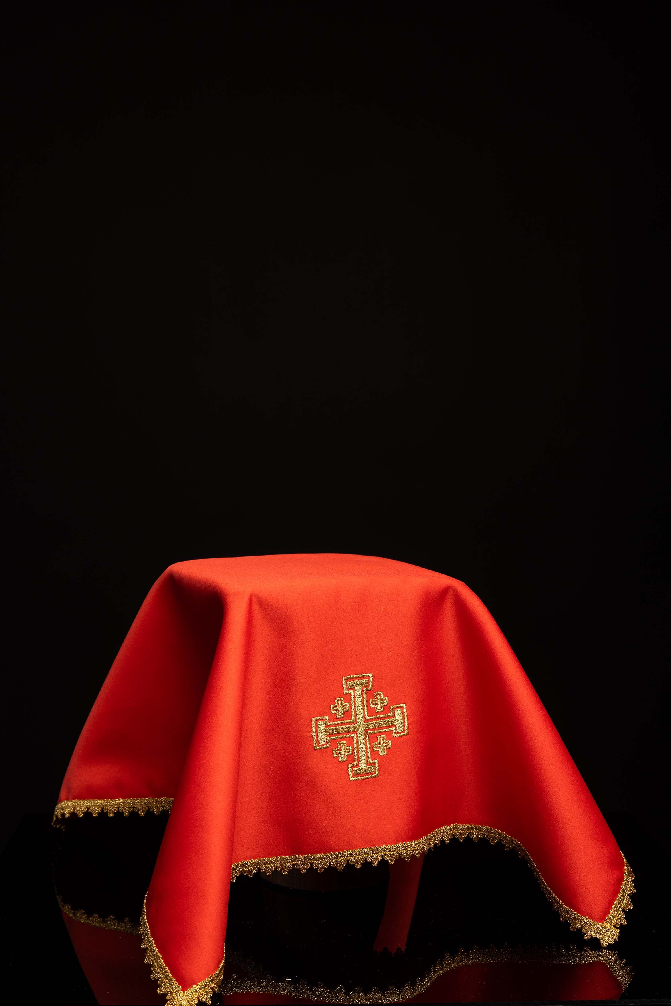 Ensemble de quatre voiles de calice avec croix de Jérusalem brodée