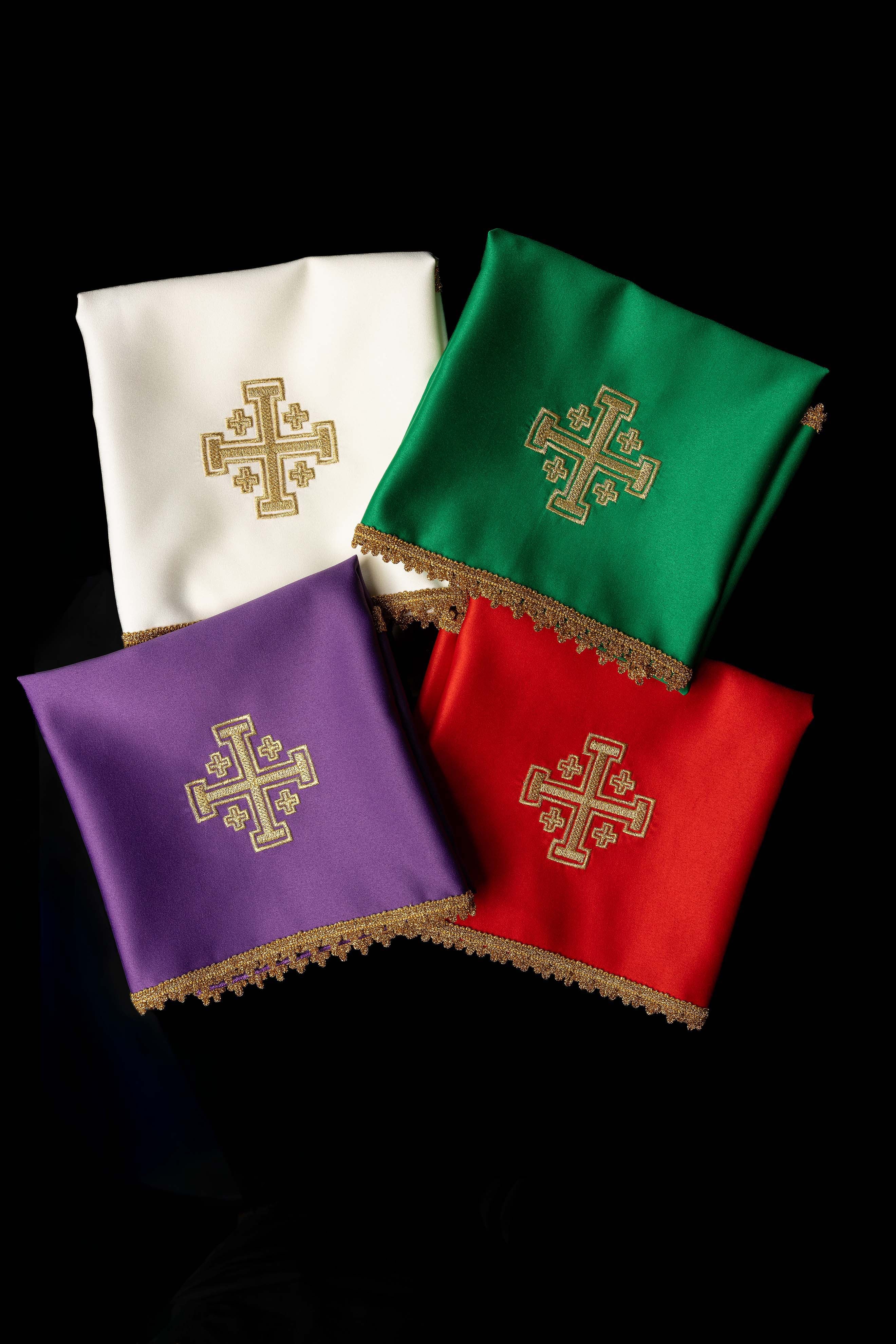 Ensemble de quatre voiles de calice avec croix de Jérusalem brodée