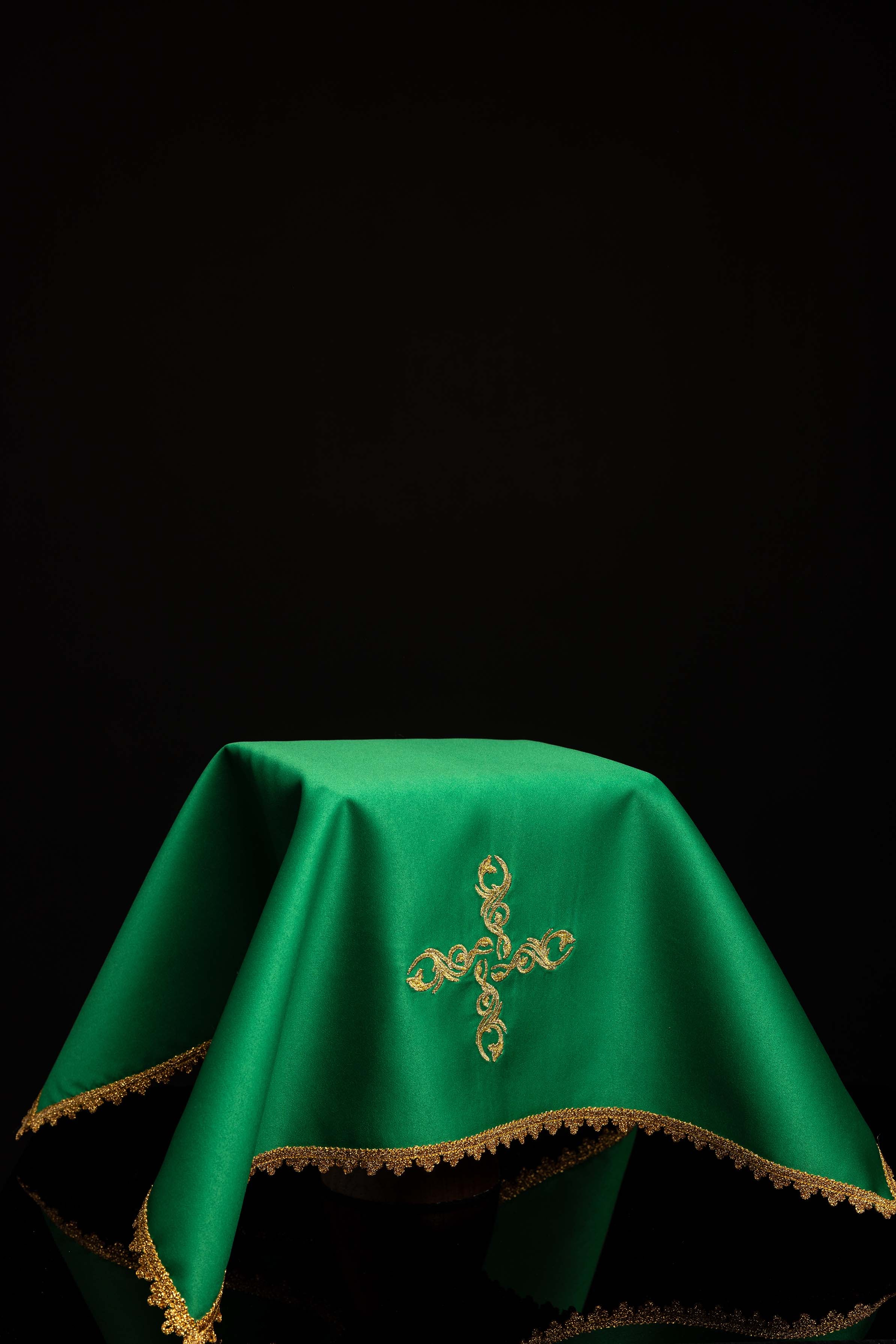 Ensemble de quatre voiles de calice avec motif de croix brodé