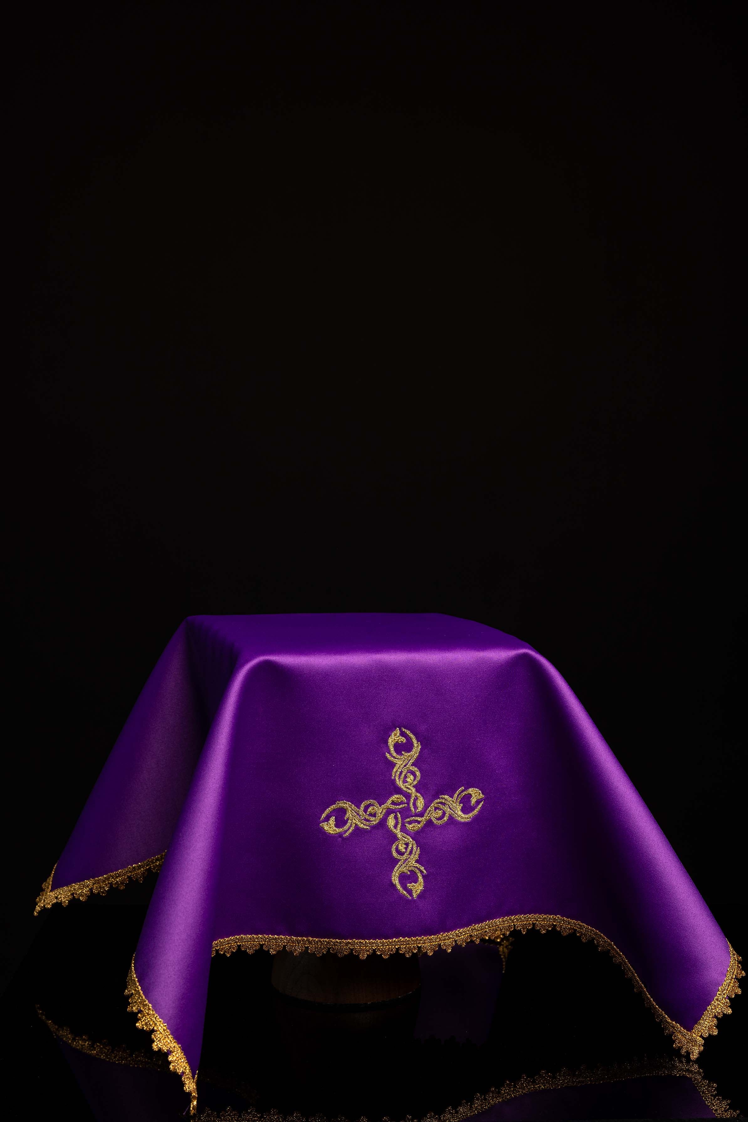 Ensemble de quatre voiles de calice avec motif de croix brodé