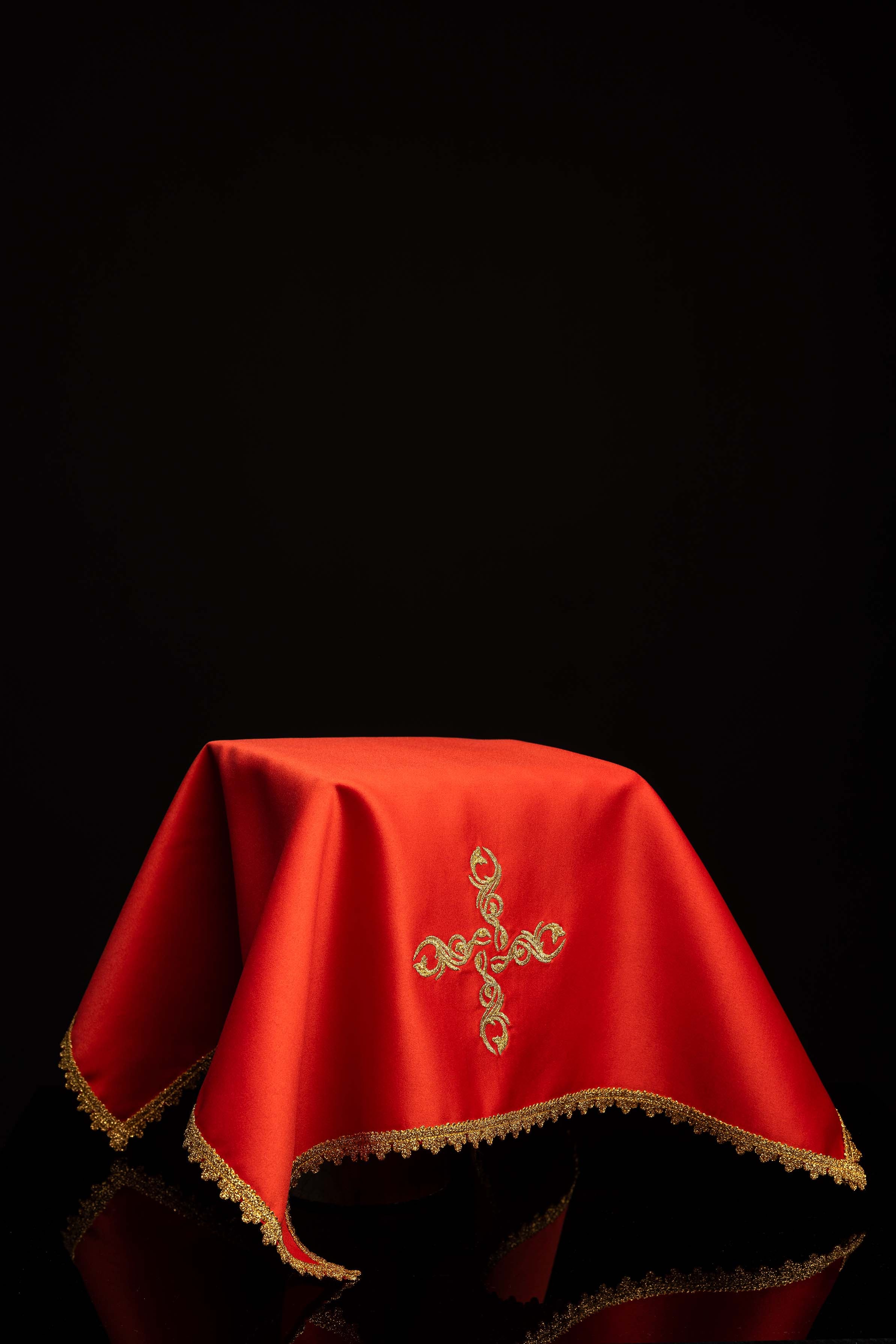 Ensemble de quatre voiles de calice avec motif de croix brodé