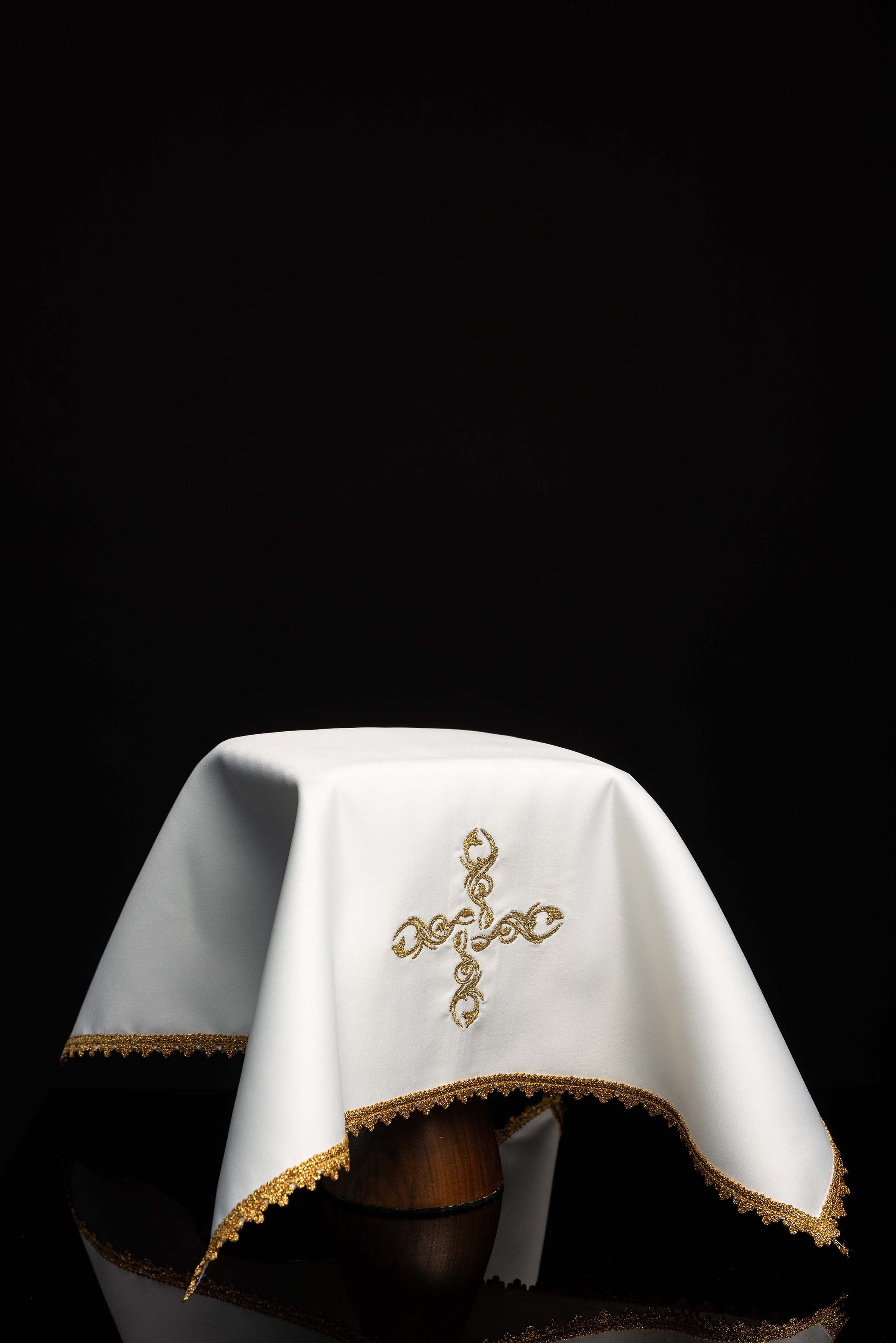 Ensemble de quatre voiles de calice avec motif de croix brodé