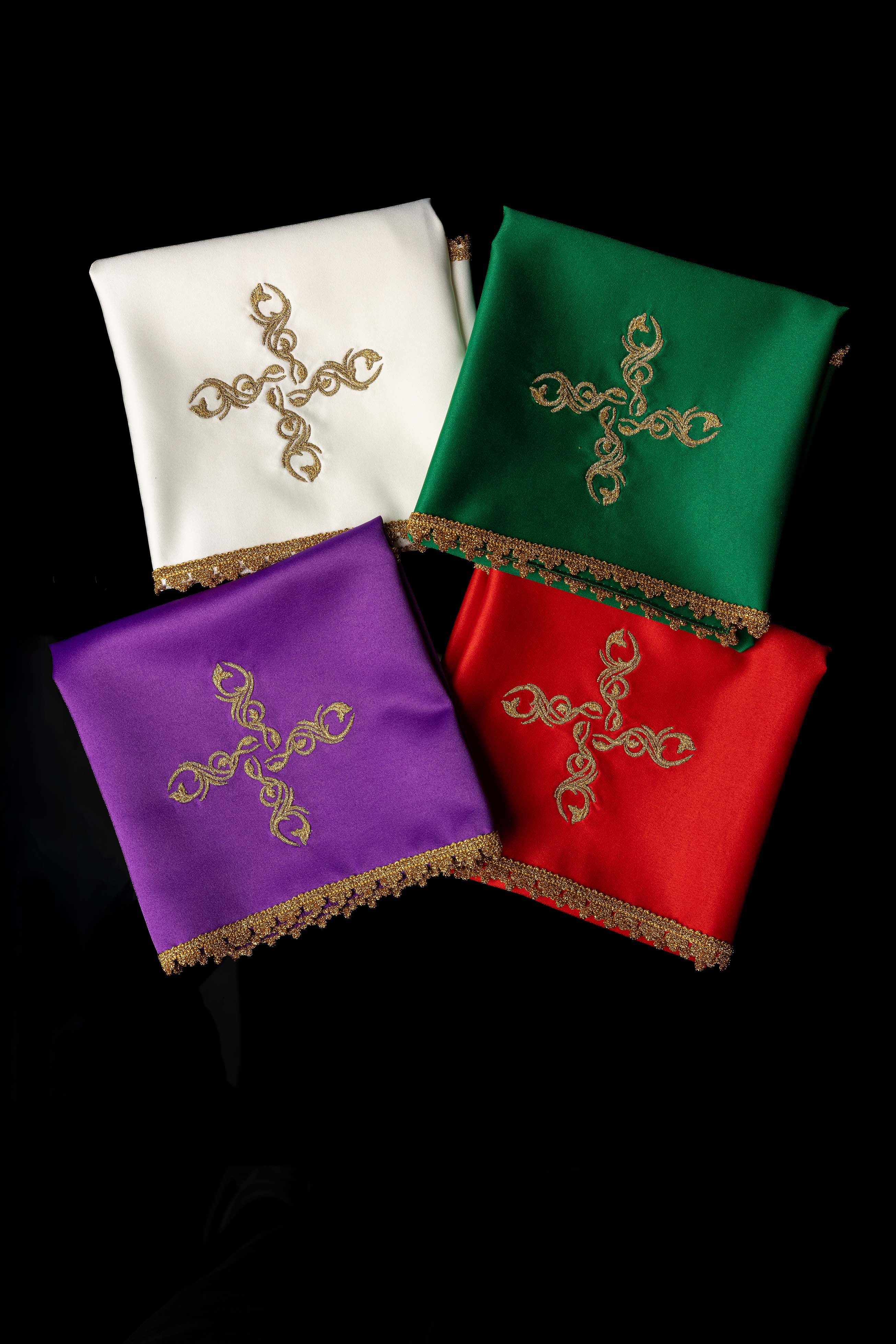 Ensemble de quatre voiles de calice avec motif de croix brodé