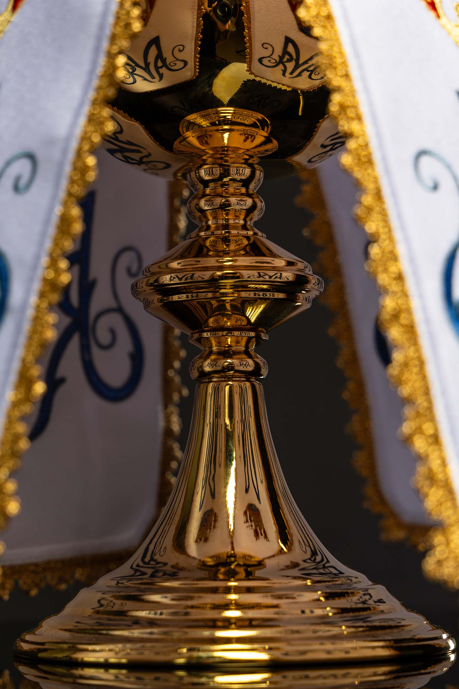 Voile de ciboire avec broderie mariale