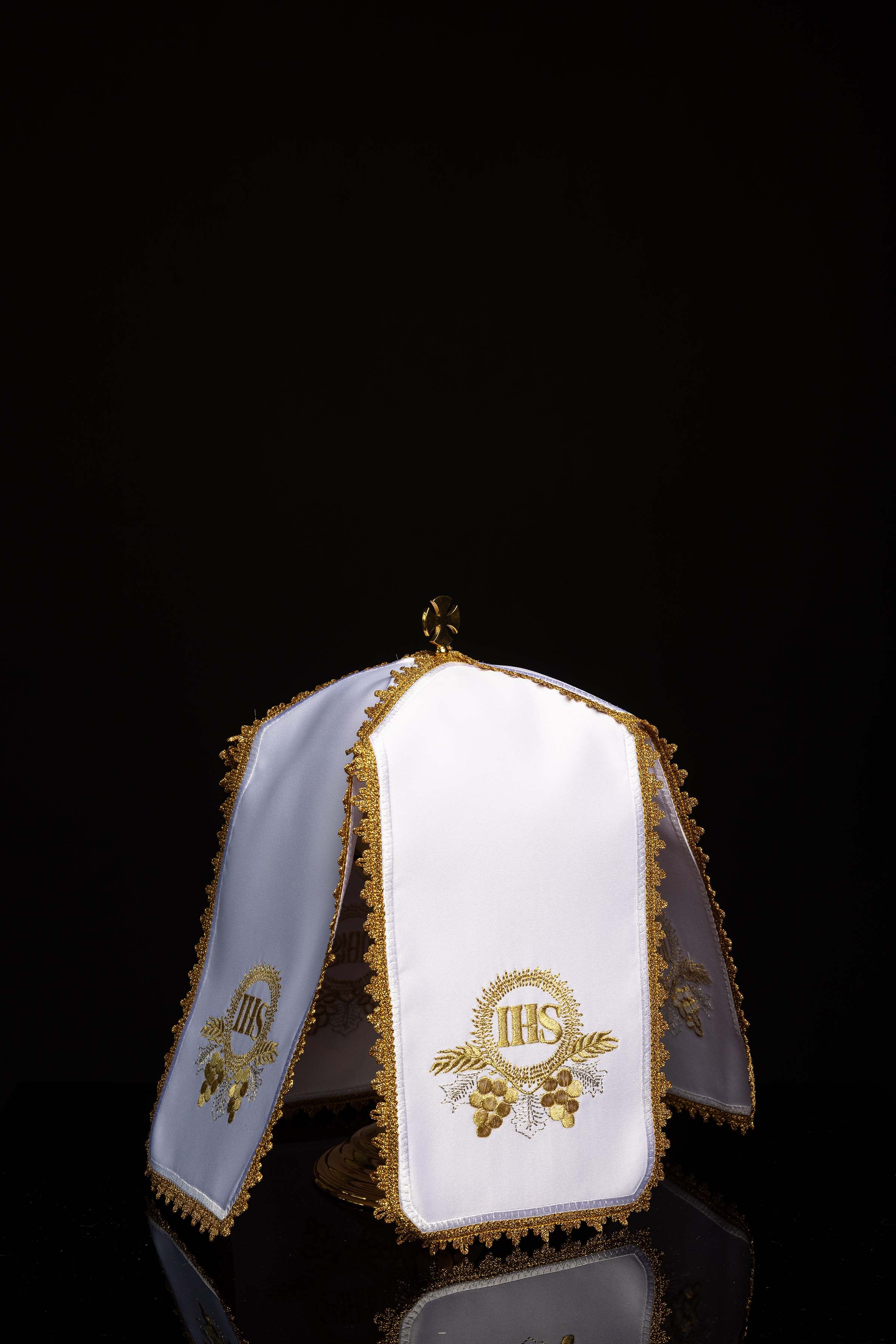Voile de ciboire avec motif IHS brodé en fil doré