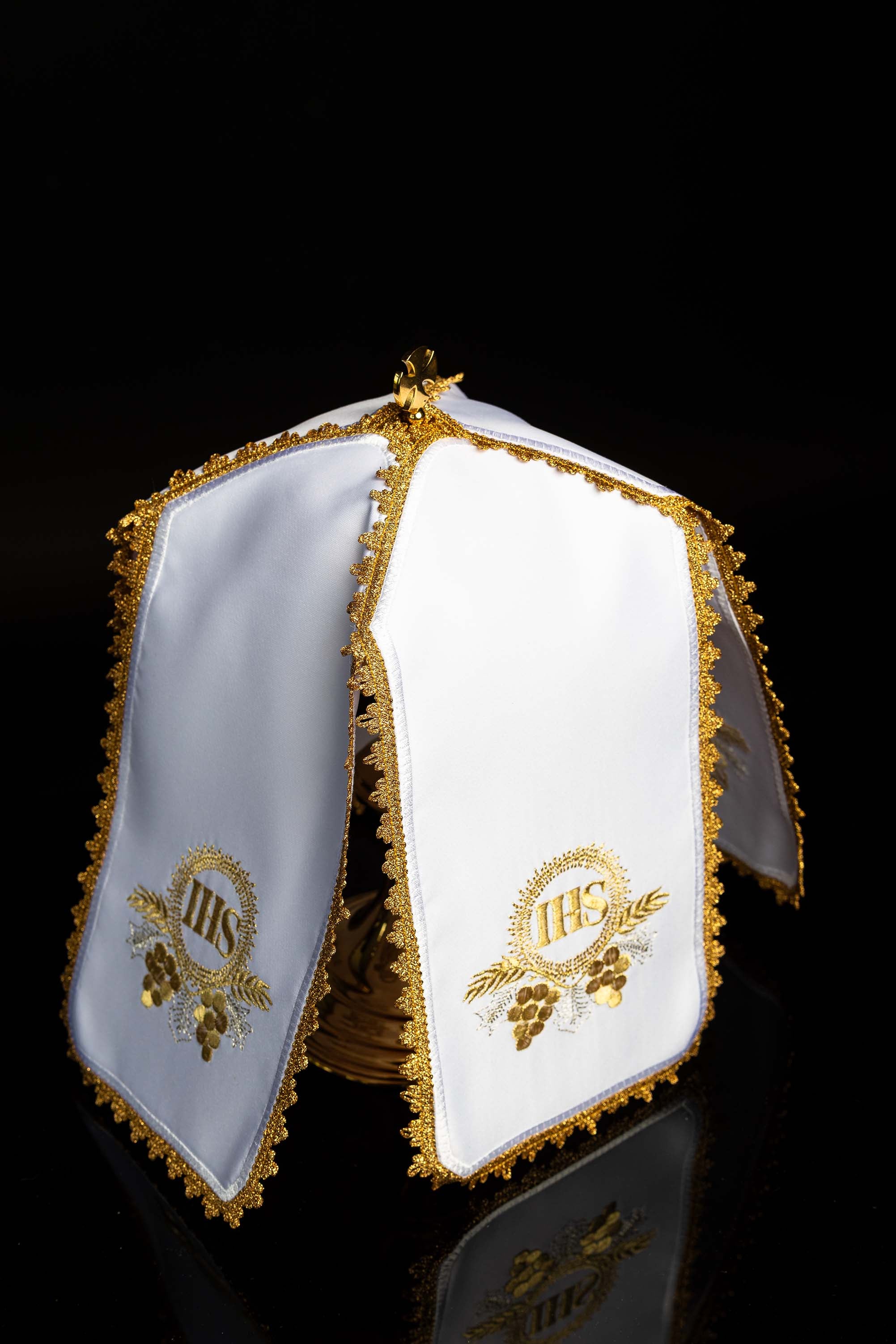 Voile de ciboire avec motif IHS brodé en fil doré