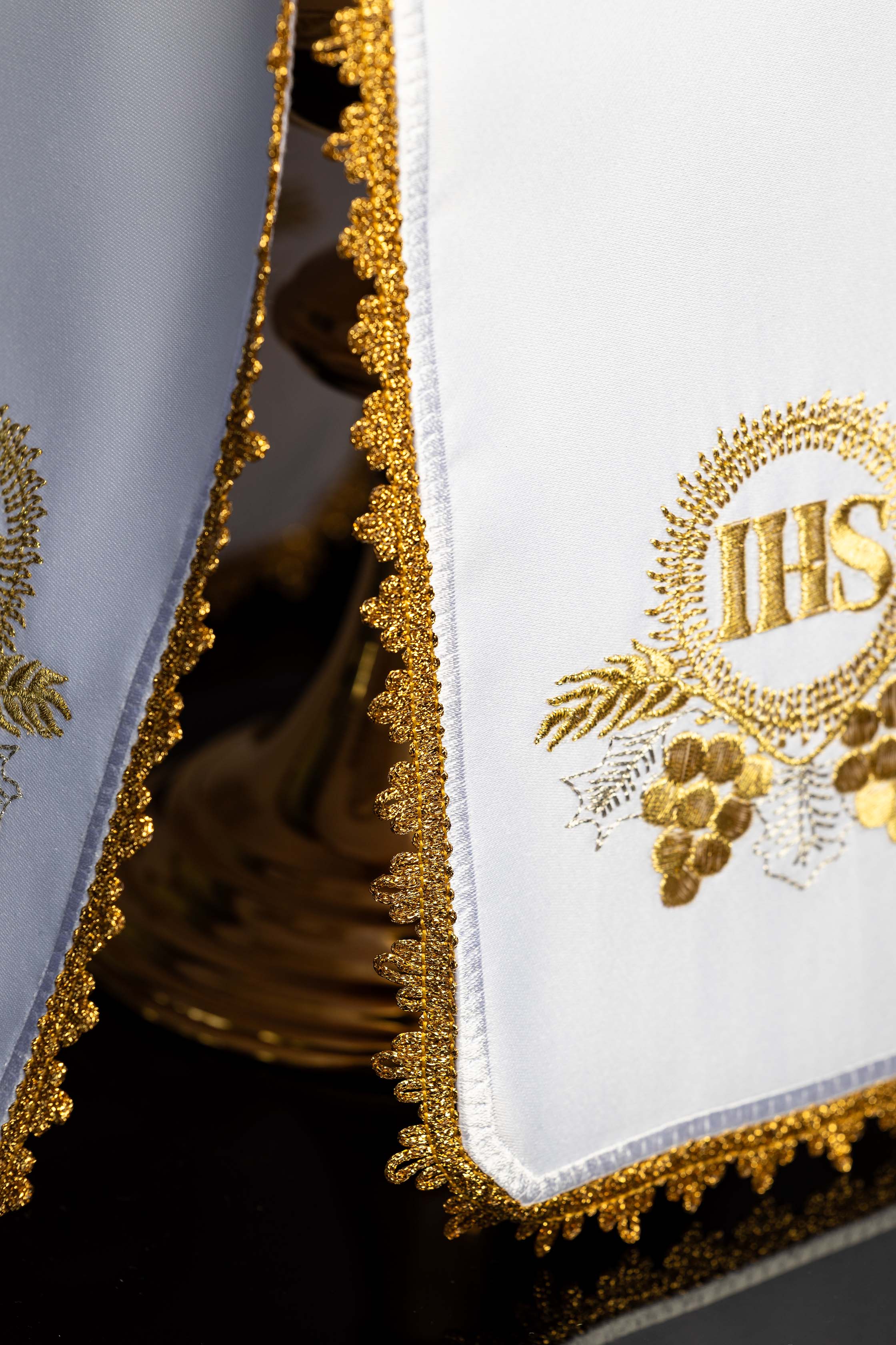 Voile de ciboire avec motif IHS brodé en fil doré