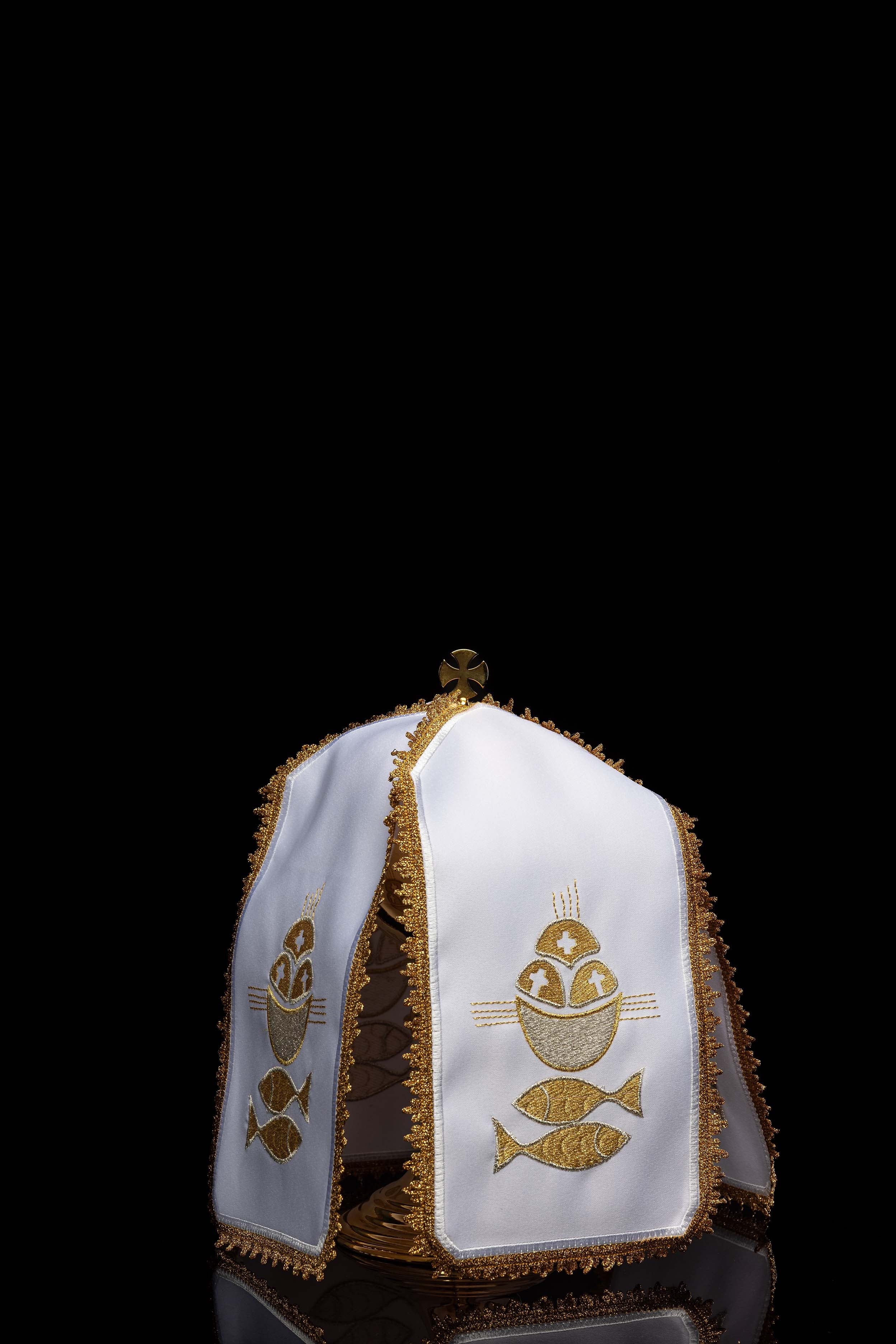 Voile de ciboire avec broderie du pain et des poissons