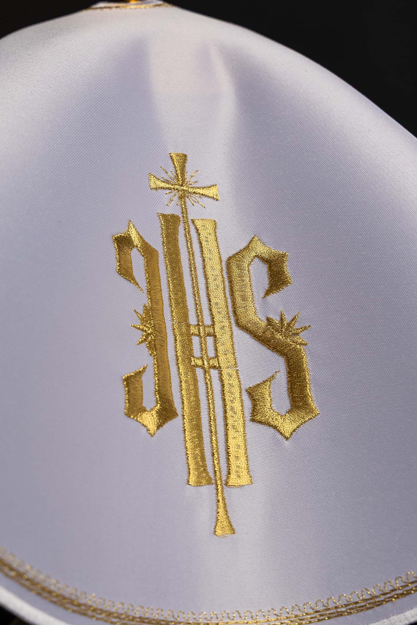 Voile de ciboire rond avec broderie IHS