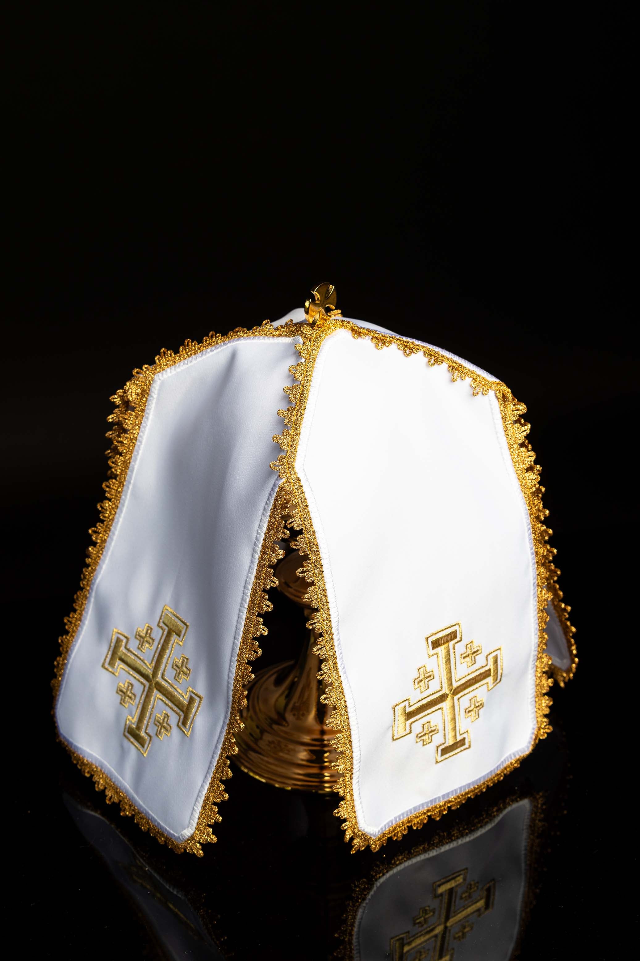 Voile de ciboire avec broderie dorée de la croix de Jérusalem
