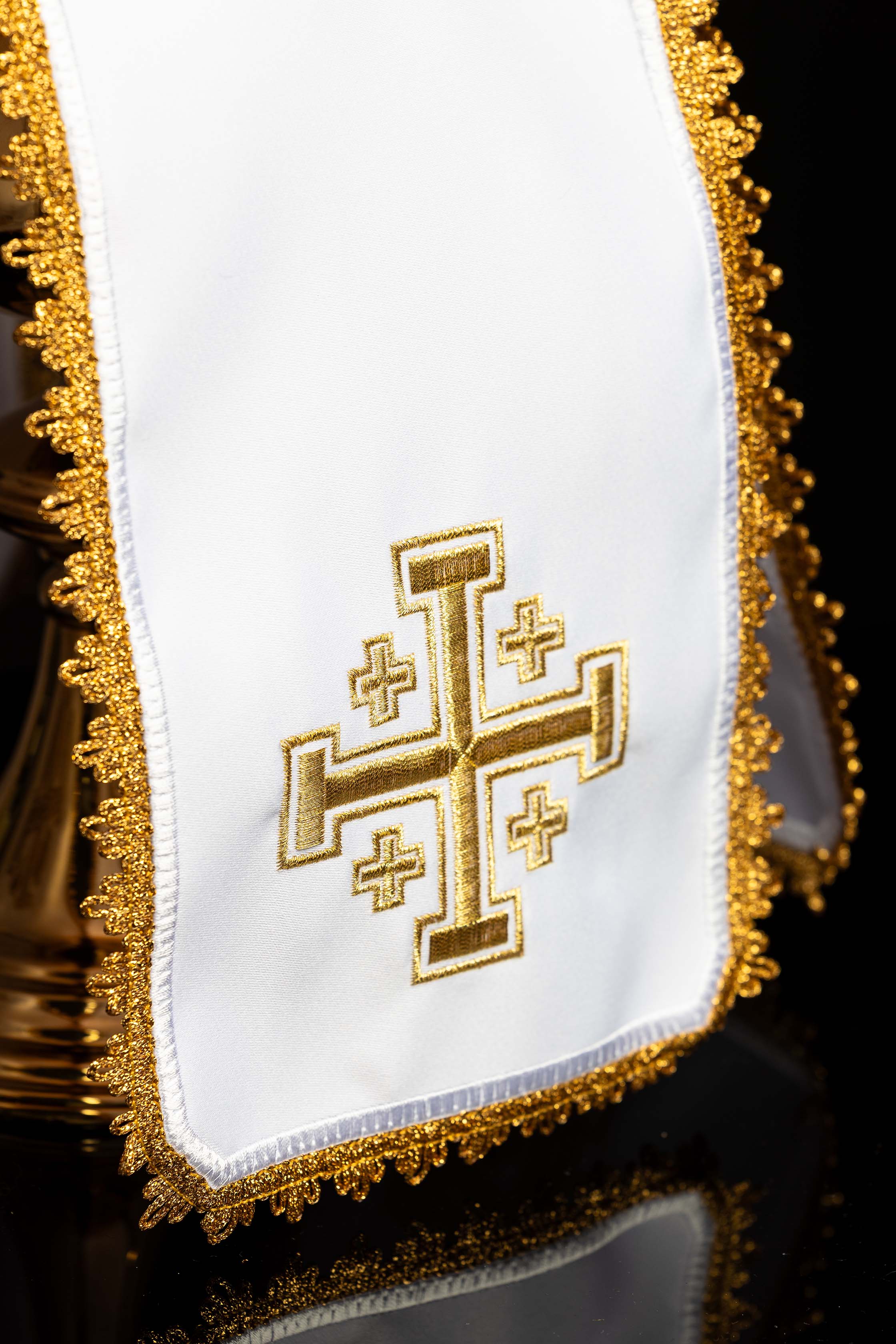 Voile de ciboire avec broderie dorée de la croix de Jérusalem