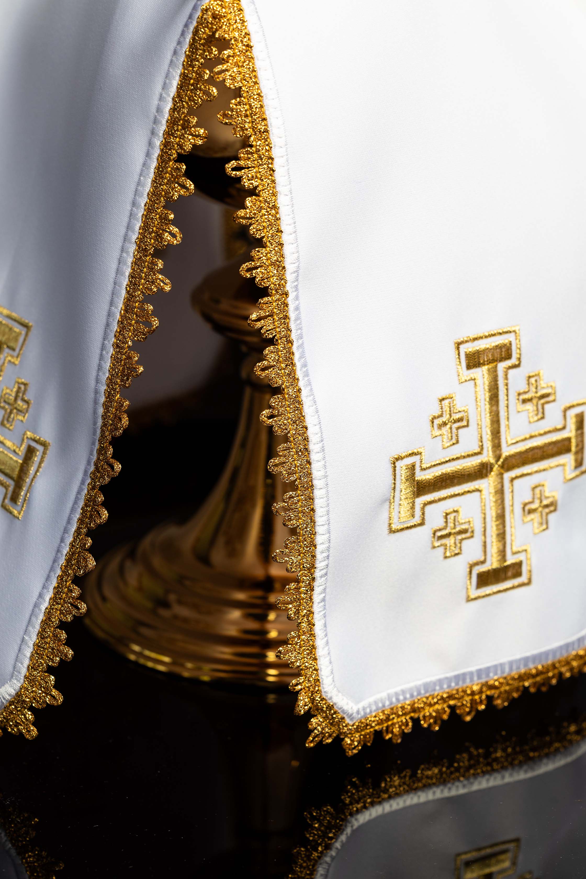 Voile de ciboire avec broderie dorée de la croix de Jérusalem