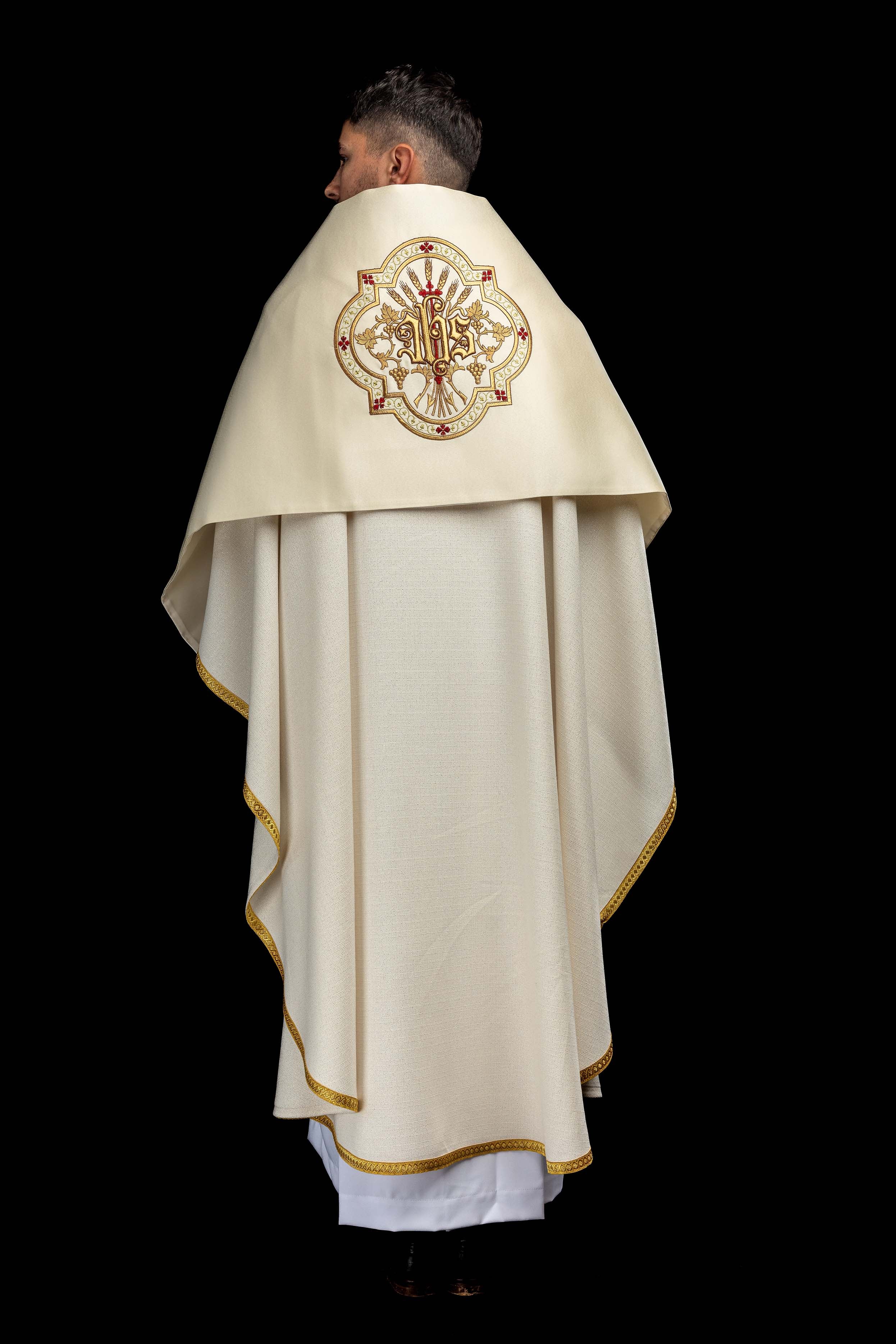 Voile huméral écru brodé du symbole IHS