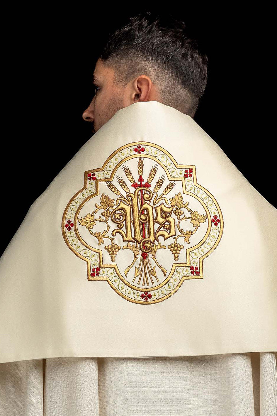 Voile huméral écru brodé du symbole IHS