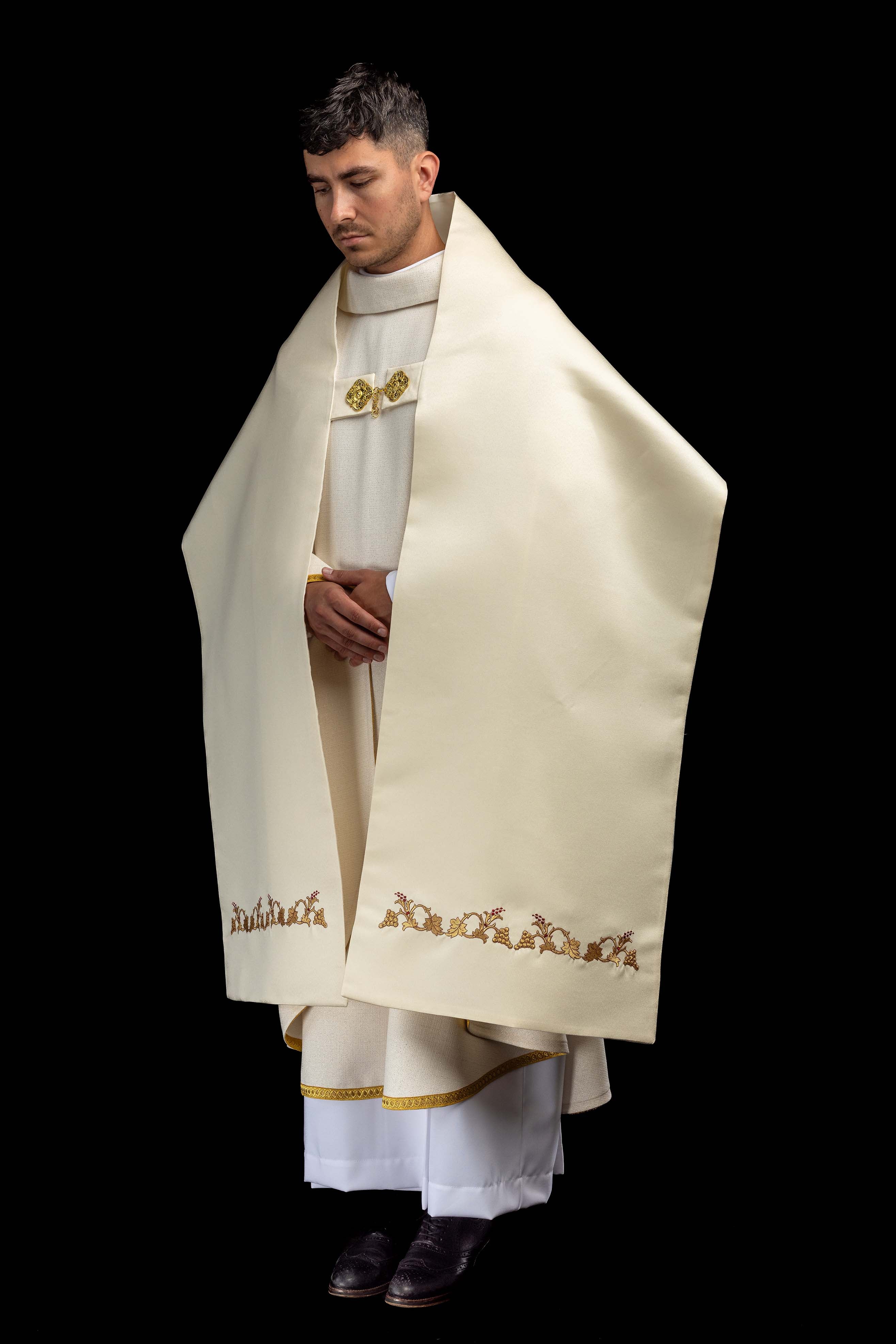 Voile huméral écru brodé du symbole IHS